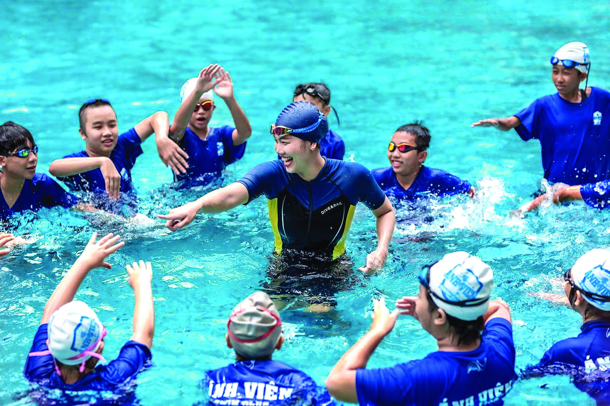 Lần đầu có 'chuẩn quốc gia' dạy bơi an toàn cho học sinh Việt Nam - Ảnh 1. dạy bơi - Ảnh 1.