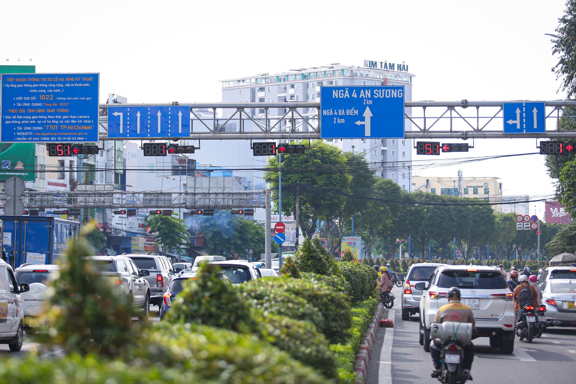 Cấm ô tô từ Trường Chinh vào Phạm Văn Bạch để lắp ống nước HDPE metro 2 - Ảnh 1.