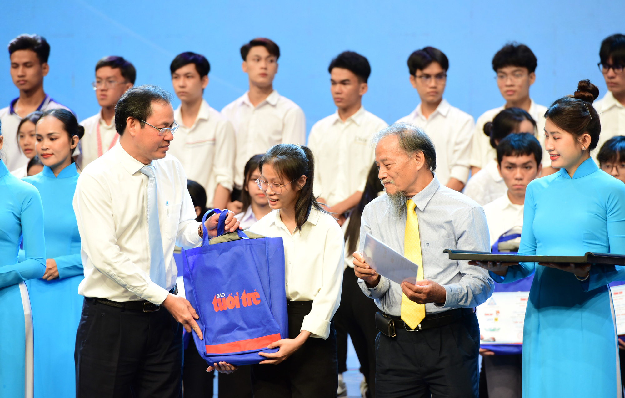 Tân sinh viên gặp khó, có Tuổi Trẻ: 1.100 suất học bổng Tiếp sức đến trường năm học 2024-2025- Ảnh 7.