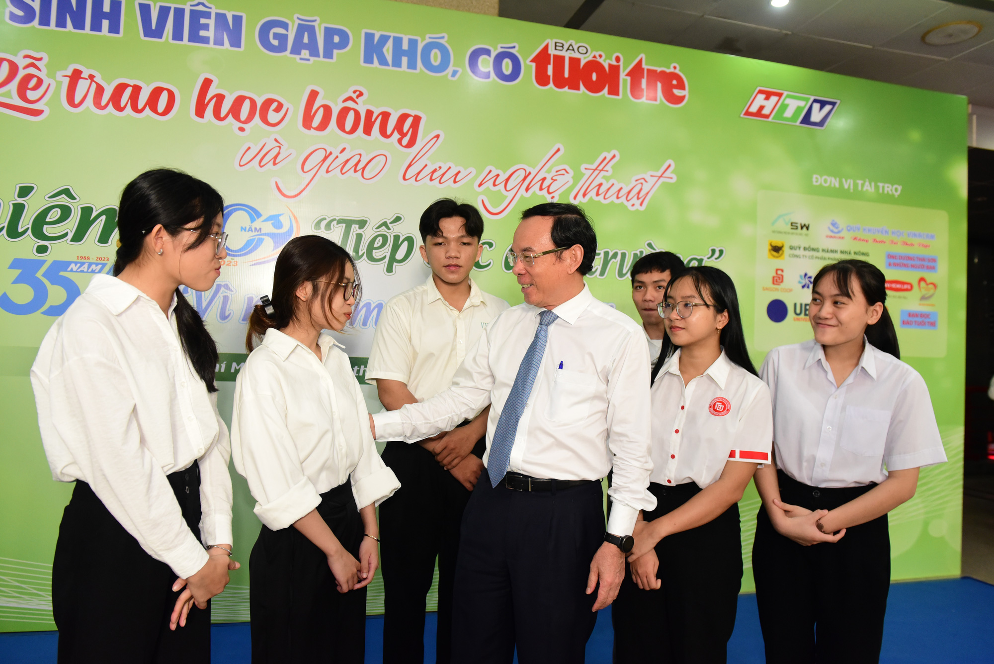 Tân sinh viên gặp khó, có Tuổi Trẻ: 1.100 suất học bổng Tiếp sức đến trường năm học 2024-2025- Ảnh 2.