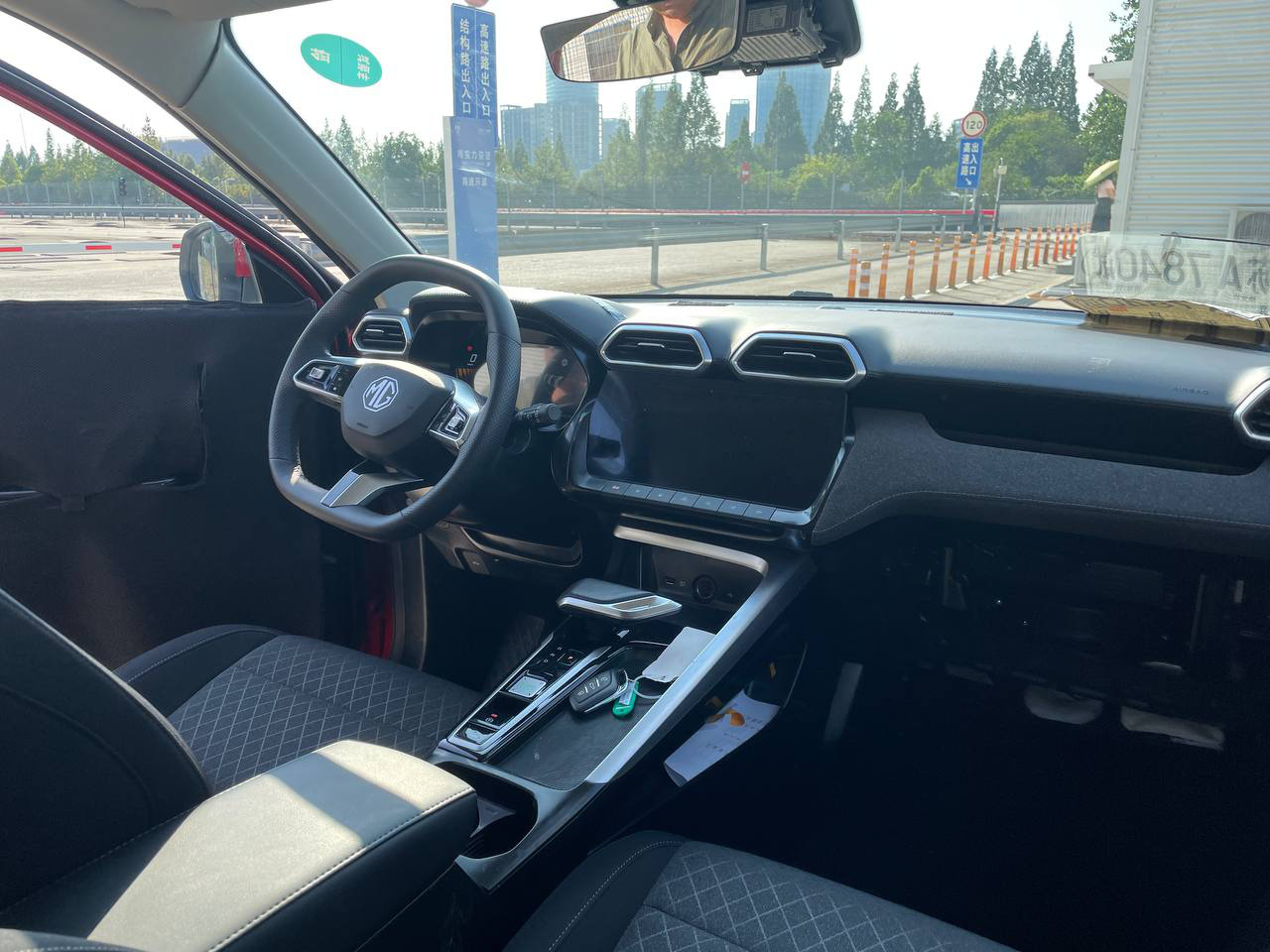 Xem trước MG ZS 2025 sắp ra mắt: Thiết kế khác biệt, nội thất nâng cấp, có cần số điện tử- Ảnh 9. Bên trong nội thất của MG ZS 2025 khác biệt hoàn toàn so với thế hệ hiện hành. MG thiết kế nội thất xe tối giản nên chỉ giữ lại dải nút bấm vật lý ở dưới màn hình, là các nút bấm nhanh của sưởi kính, đèn khẩn cấp và vào menu điều hòa. Kiểu bố trí này giúp người dùng sẽ điều chỉnh hệ thống làm mát toàn bộ qua màn hình trung tâm. Chi tiết cửa gió điều hòa mang hình dáng giống với mẫu siêu SUV Lamborghini Urus - Ảnh: TEE ANH