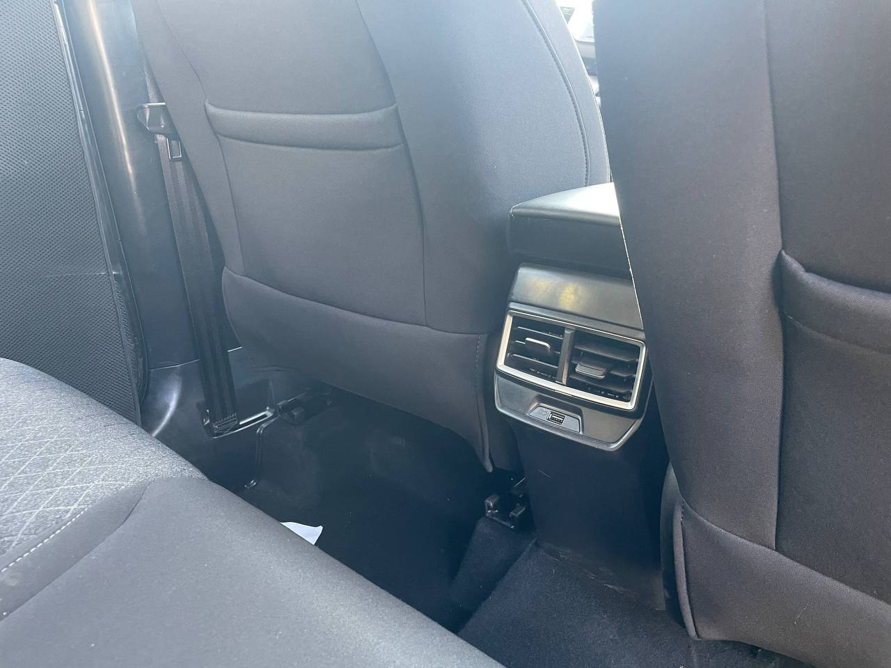 Xem trước MG ZS 2025 sắp ra mắt: Thiết kế khác biệt, nội thất nâng cấp, có cần số điện tử- Ảnh 13. Tiện ích hàng ghế sau có cổng sạc USB và cửa gió làm mát - Ảnh: TEE ANH