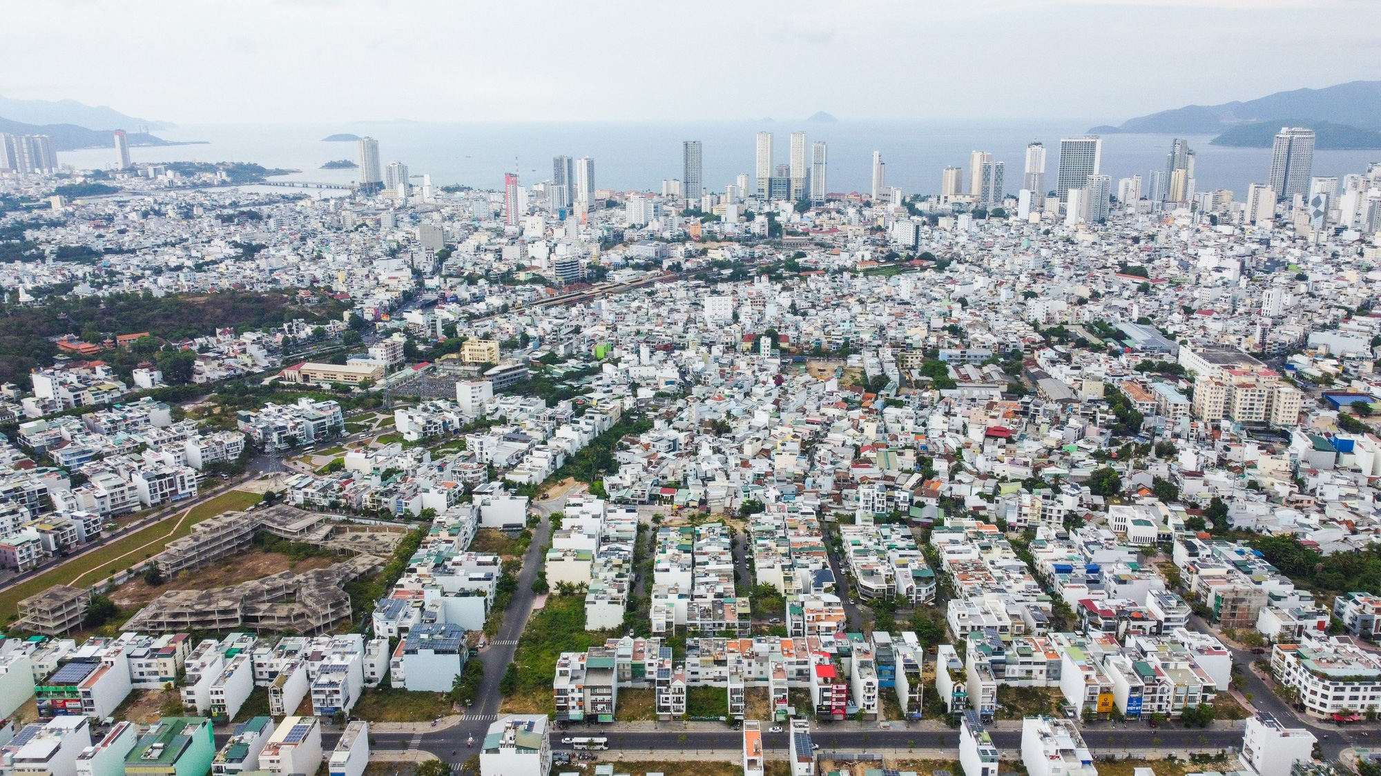 Sở Tài nguyên và Môi trường tỉnh Khánh Hòa đề nghị Văn phòng Đăng ký đất đai tỉnh này, chi nhánh văn phòng đăng ký đất đai TP Nha Trang không được ngăn chặn đăng ký biến động thông tin của người sử dụng đất... - Ảnh: BÙI THẢO Một góc khu dân cư tại Nha Trang - Ảnh: BÙI THẢO