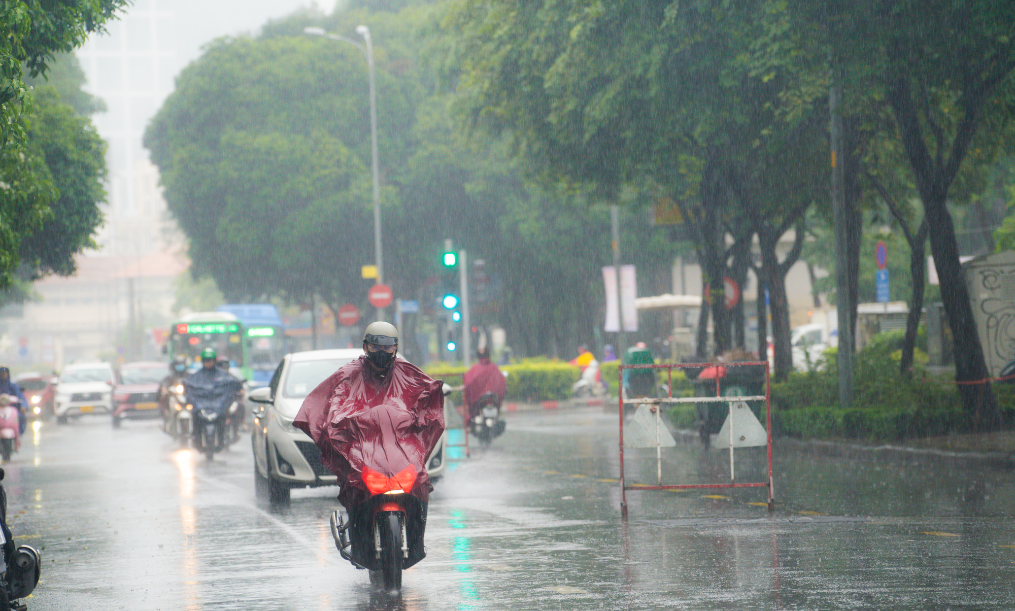 Thời tiết hôm nay 28-10: Nam Bộ có mưa chiều, Trung Bộ mưa rất to - Ảnh 1.