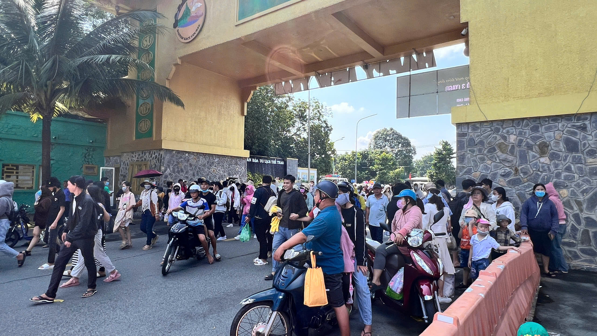 Bà Nguyễn Phương Hằng miễn phí vé vào Đại Nam, cảnh sát có mặt điều tiết giao thông - Ảnh 2.