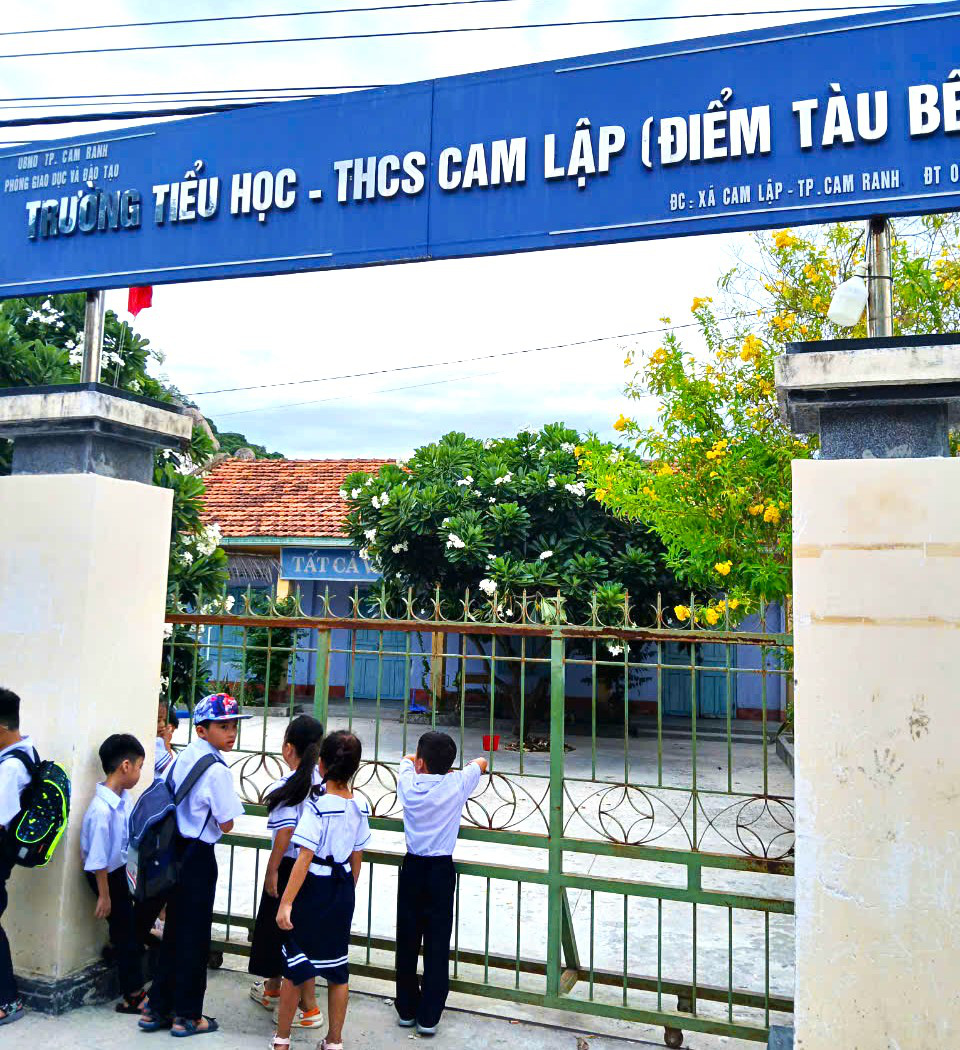 Học sinh đứng ngoài cổng trường vì phụ huynh không đồng ý chuyển trường - Ảnh 1. Học sinh đứng ngoài cổng trường vì phụ huynh không đồng ý chuyển trường - Ảnh 1.