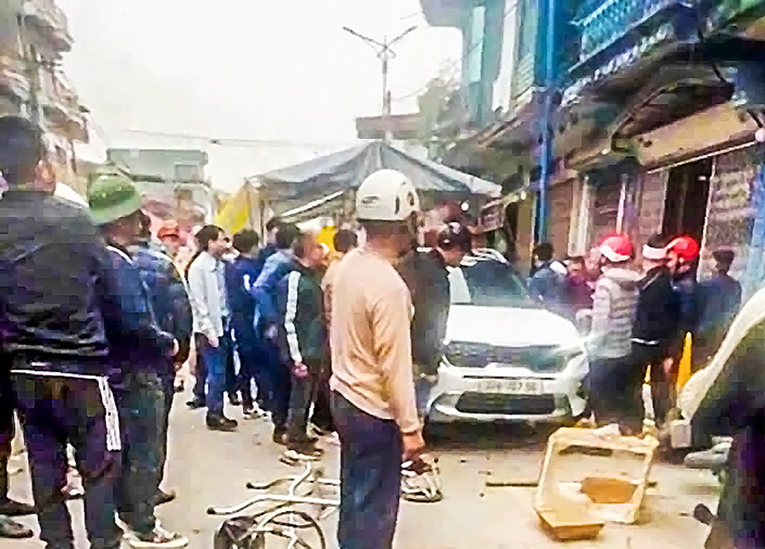 Ô tô đâm vào đám tang làm nhiều người bị thương - Ảnh 1. Ô tô đâm vào đám tang làm nhiều người bị thương - Ảnh 1.