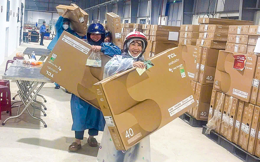 Tặng 4.400 công nhân mỗi người một tivi, cách thưởng Tết đầy sáng tạo của doanh nghiệp - Ảnh 1. Công ty tặng 4.400 công nhân mỗi người một tivi: Văn hóa doanh nghiệp qua thưởng Tết - Ảnh 1.