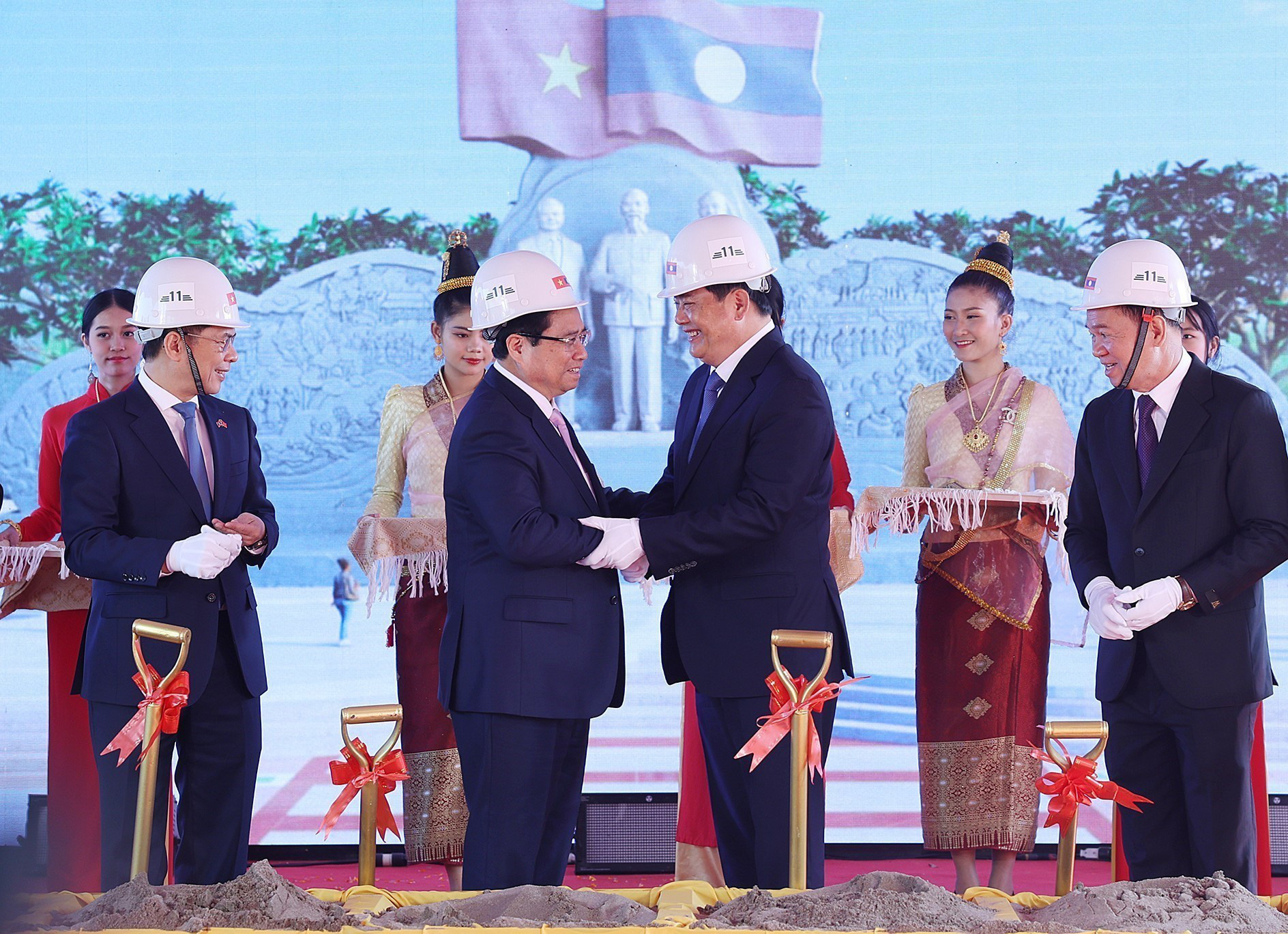 Việt Nam tặng Lào công trình công viên hữu nghị tại Vientiane - Ảnh 4. Thủ tướng Việt Nam và Lào khởi công công viên hữu nghị hai nước tại Vientiane - Ảnh 4.