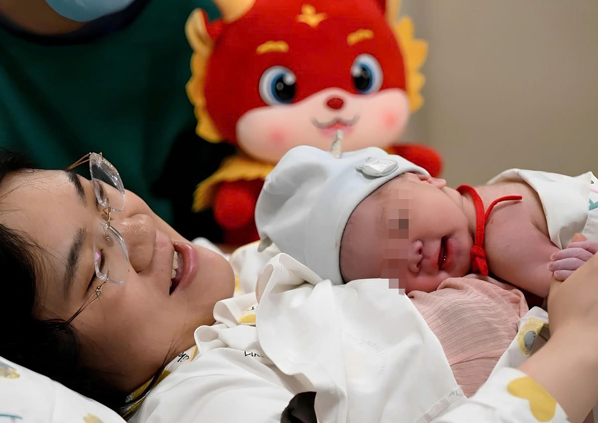 Giáo sư Trung Quốc gây tranh cãi khi tuyên bố phụ nữ sẽ sống đến 100 tuổi nếu có 10 con - Ảnh 1. Giáo sư Trung Quốc gây tranh cãi khi tuyên bố phụ nữ sẽ sống đến 100 tuổi nếu có 10 con - Ảnh 1.