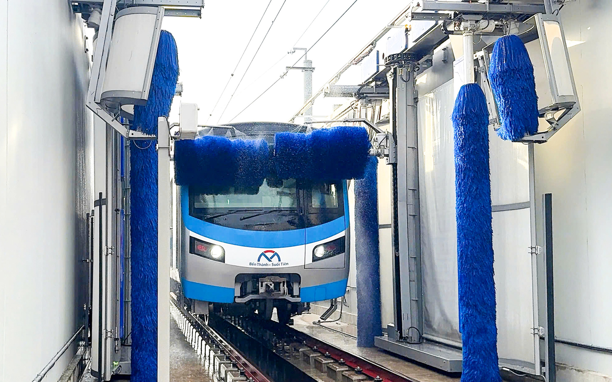 Tàu metro số 1 được rửa tự động, chỉ 15 phút mỗi đoàn - Ảnh 1. Tàu metro số 1 được rửa tự động, chỉ 15 phút mỗi đoàn - Ảnh 1.