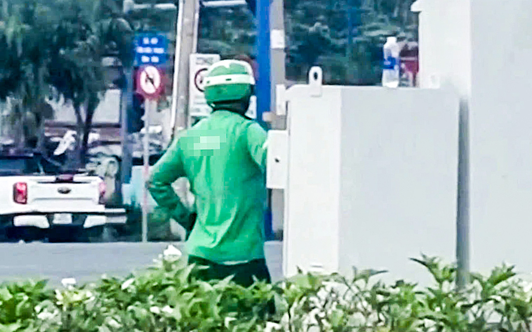 Xác minh người mặc đồ xe ôm công nghệ có 'hành động lạ' với tủ đèn tín hiệu ở TP Thủ Đức - Ảnh 1. Xác minh clip người mặc đồ xe ôm công nghệ có 'hành động lạ' với tủ điều khiển đèn tín hiệu - Ảnh 1.