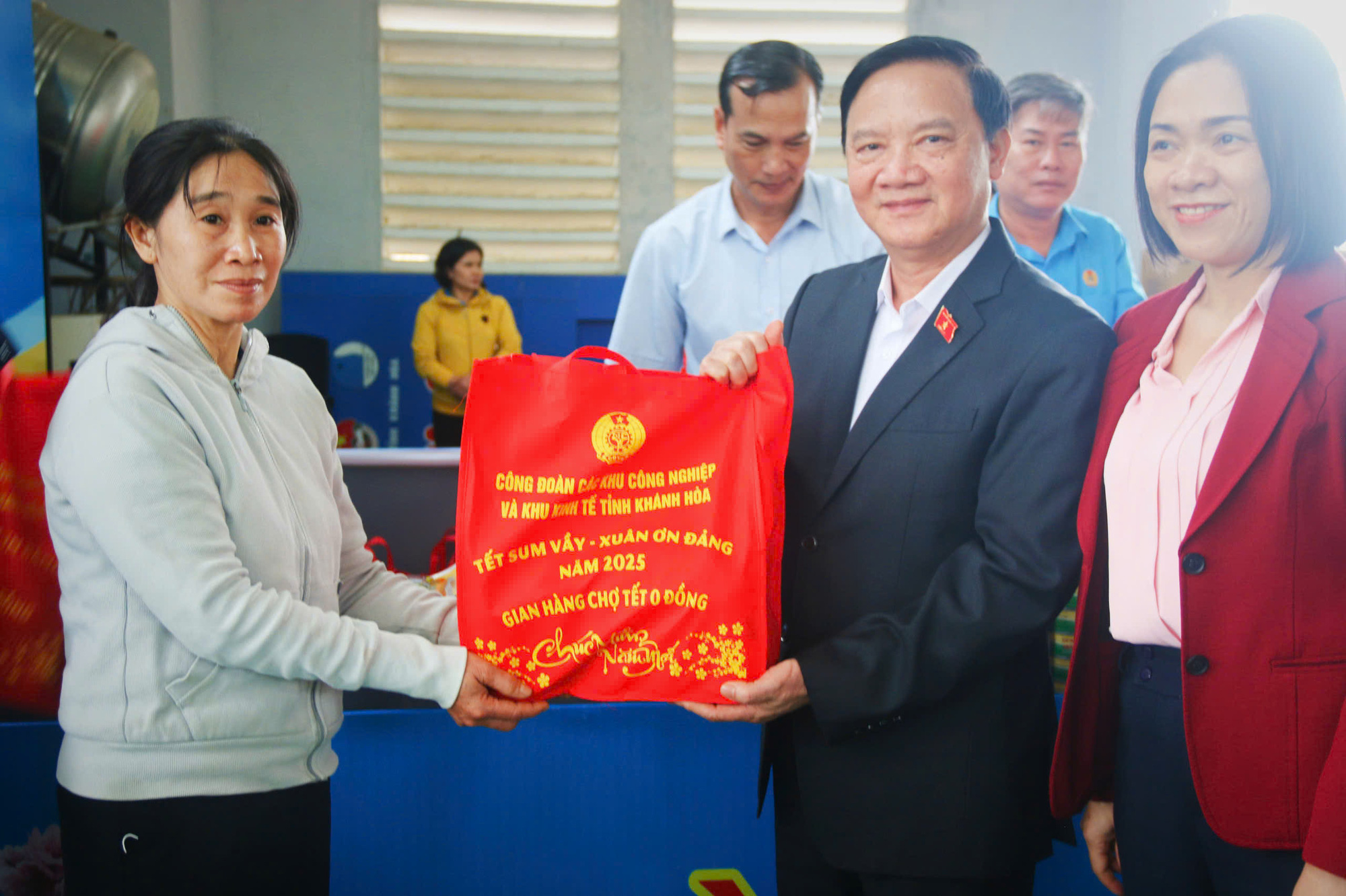 Phó chủ tịch Quốc hội Nguyễn Khắc Định trao quà tết cho người nghèo, công nhân khó khăn ở Khánh Hòa - Ảnh 2. Phó chủ tịch Quốc hội Nguyễn Khắc Định trao quà Tết cho người nghèo, công nhân khó khăn ở Khánh Hòa - Ảnh 2.