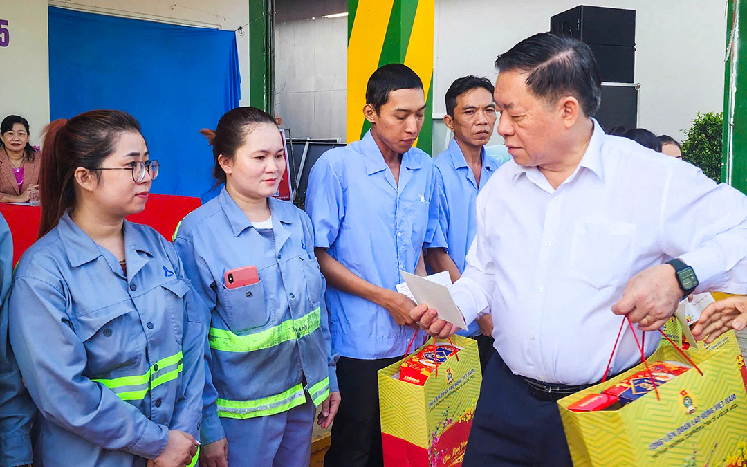 Trưởng Ban Tuyên giáo Trung ương thăm, tặng quà Tết tại Tiền Giang - Ảnh 1. Trưởng Ban Tuyên giáo Trung ương thăm, tặng quà Tết tại Tiền Giang - Ảnh 1.