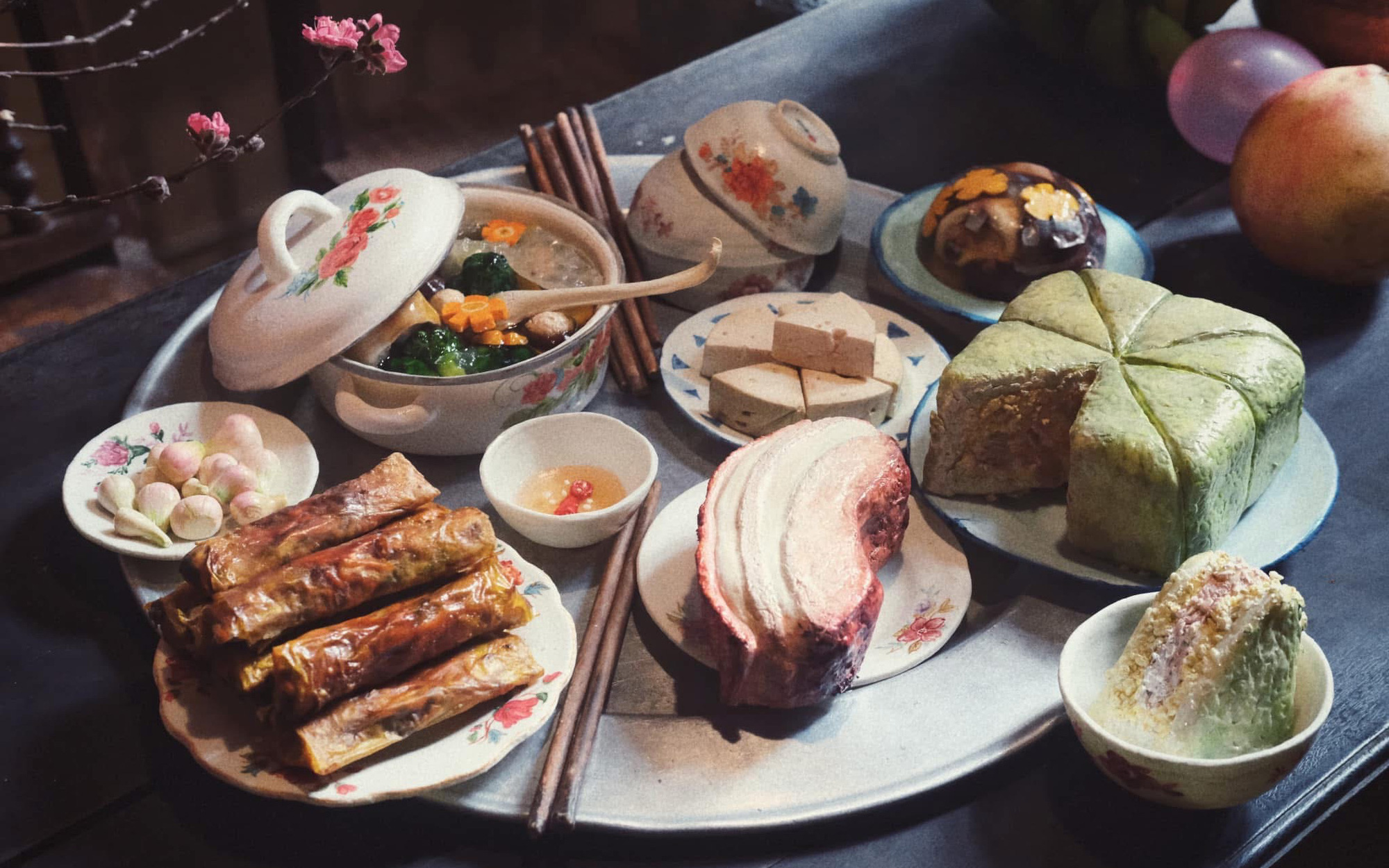 Ngỡ ngàng với mâm cơm Tết Bắc bằng bánh ngọt y như thật của 9X Hà Nội