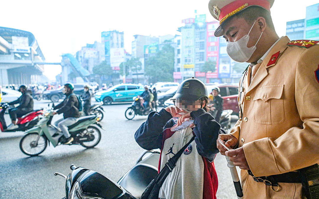 Vượt đèn đỏ, cô gái ở Hà Nội bật khóc khi nghe cảnh sát thông báo lỗi và mức phạt - Ảnh 1. Vượt đèn đỏ, cô gái ở Hà Nội bật khóc khi nghe cảnh sát thông báo lỗi và mức phạt - Ảnh 1.