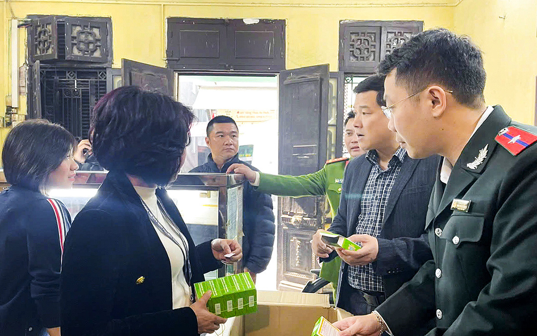 Phát hiện côn trùng, phân động vật tại khu sản xuất bánh cốm Nguyên Ninh - Ảnh 1. Bánh cốm gia truyền Nguyên Ninh bị tạm dừng hoạt động do vi phạm an toàn thực phẩm - Ảnh 1.