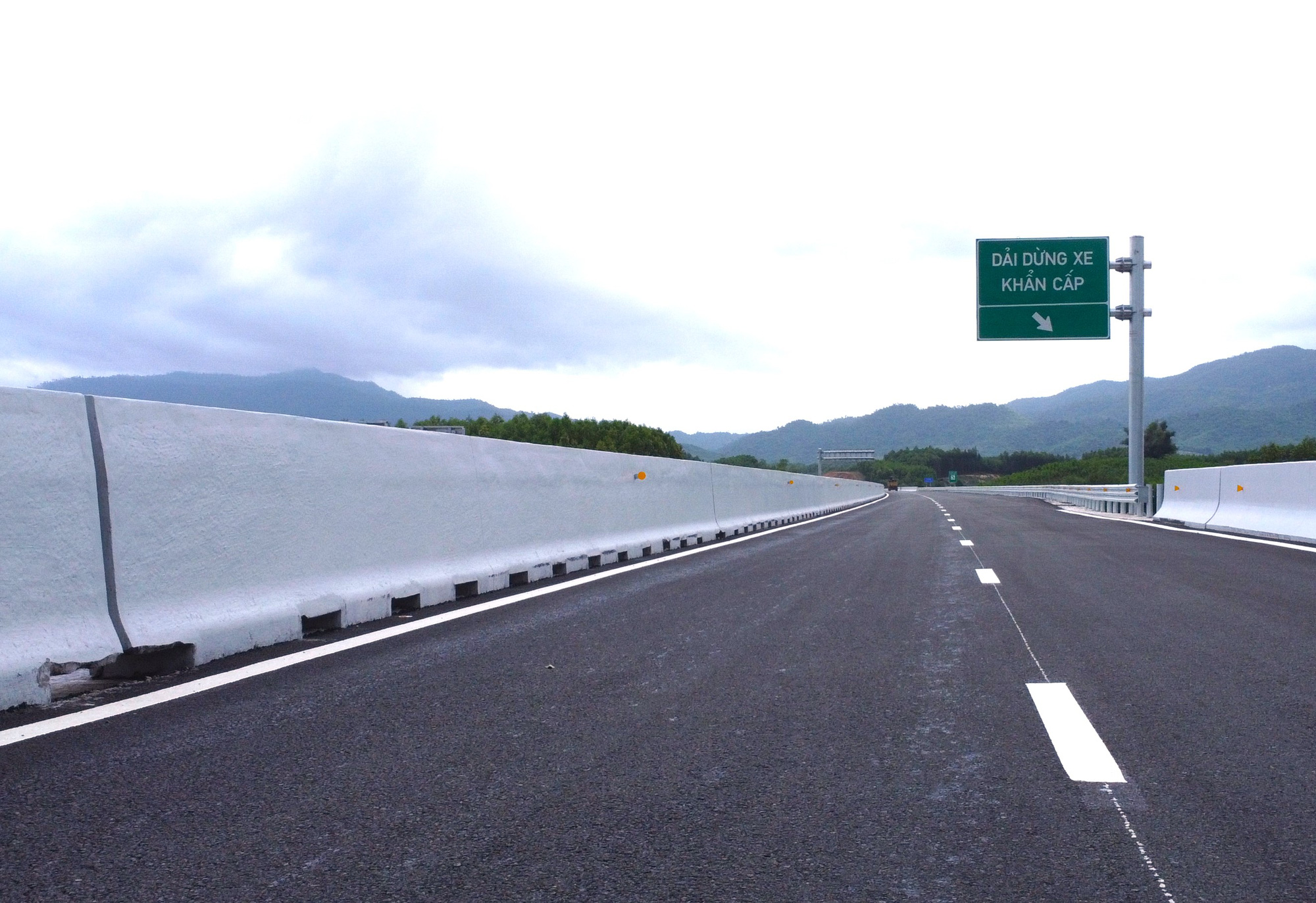 Vì sao chưa thể khai thác gần 70km cao tốc Vân Phong - Nha Trang trước Tết Nguyên đán 2025? - Ảnh 2. Vì sao chưa thể khai thác gần 70km cao tốc Vân Phong - Nha Trang trước Tết Nguyên đán 2025? - Ảnh 2.