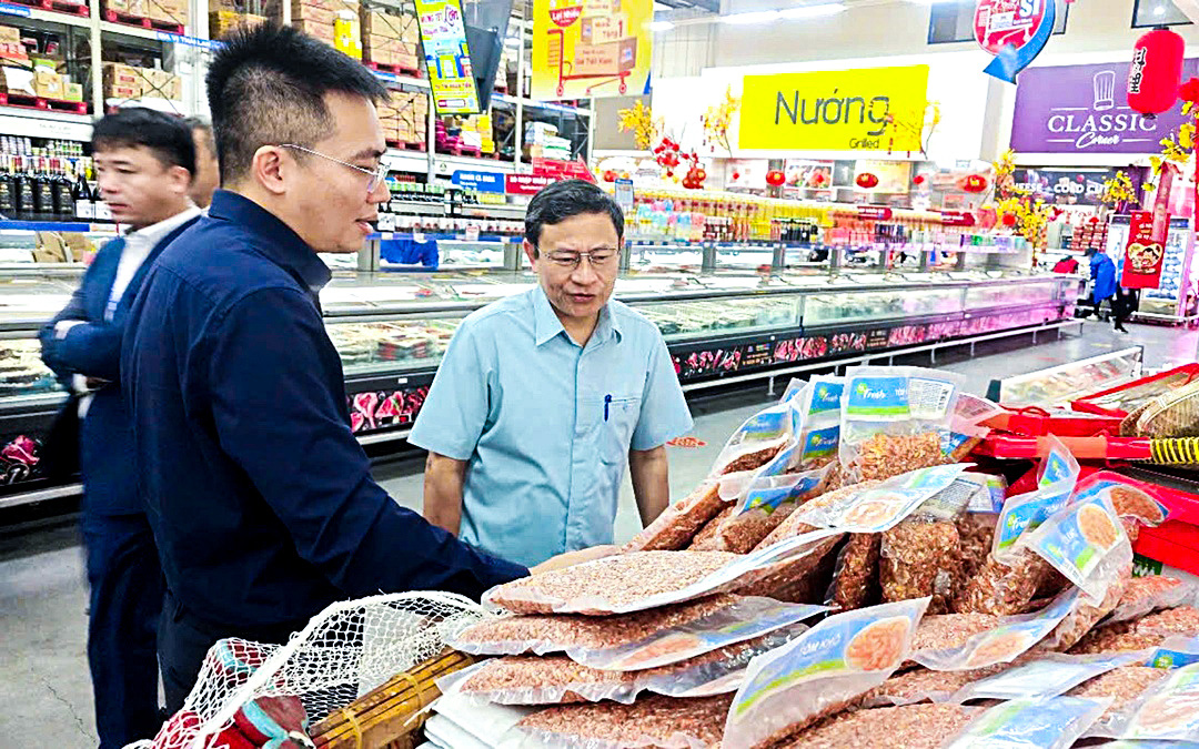 Tăng kiểm tra an toàn thực phẩm mùa Tết - Ảnh 1. Tăng kiểm tra an toàn thực phẩm mùa Tết - Ảnh 1.