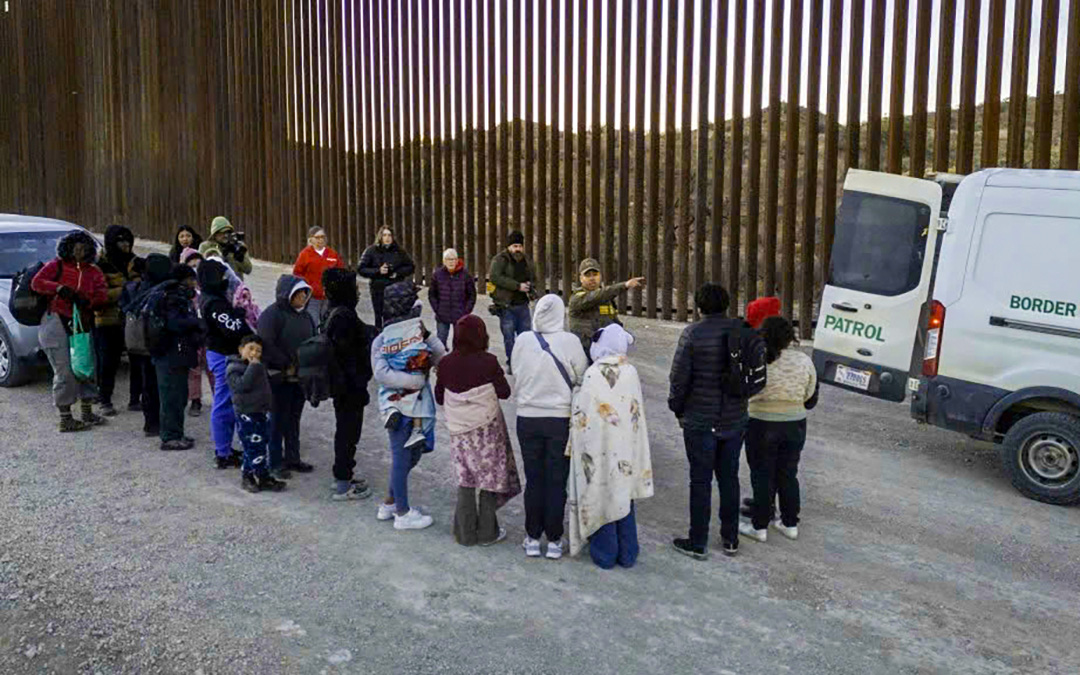Thành phố biên giới của Mexico ban bố tình trạng khẩn cấp khi ông Trump vừa nhậm chức - Ảnh 1. Thành phố biên giới của Mexico ban bố tình trạng khẩn cấp khi ông Trump vừa nhậm chức - Ảnh 1.