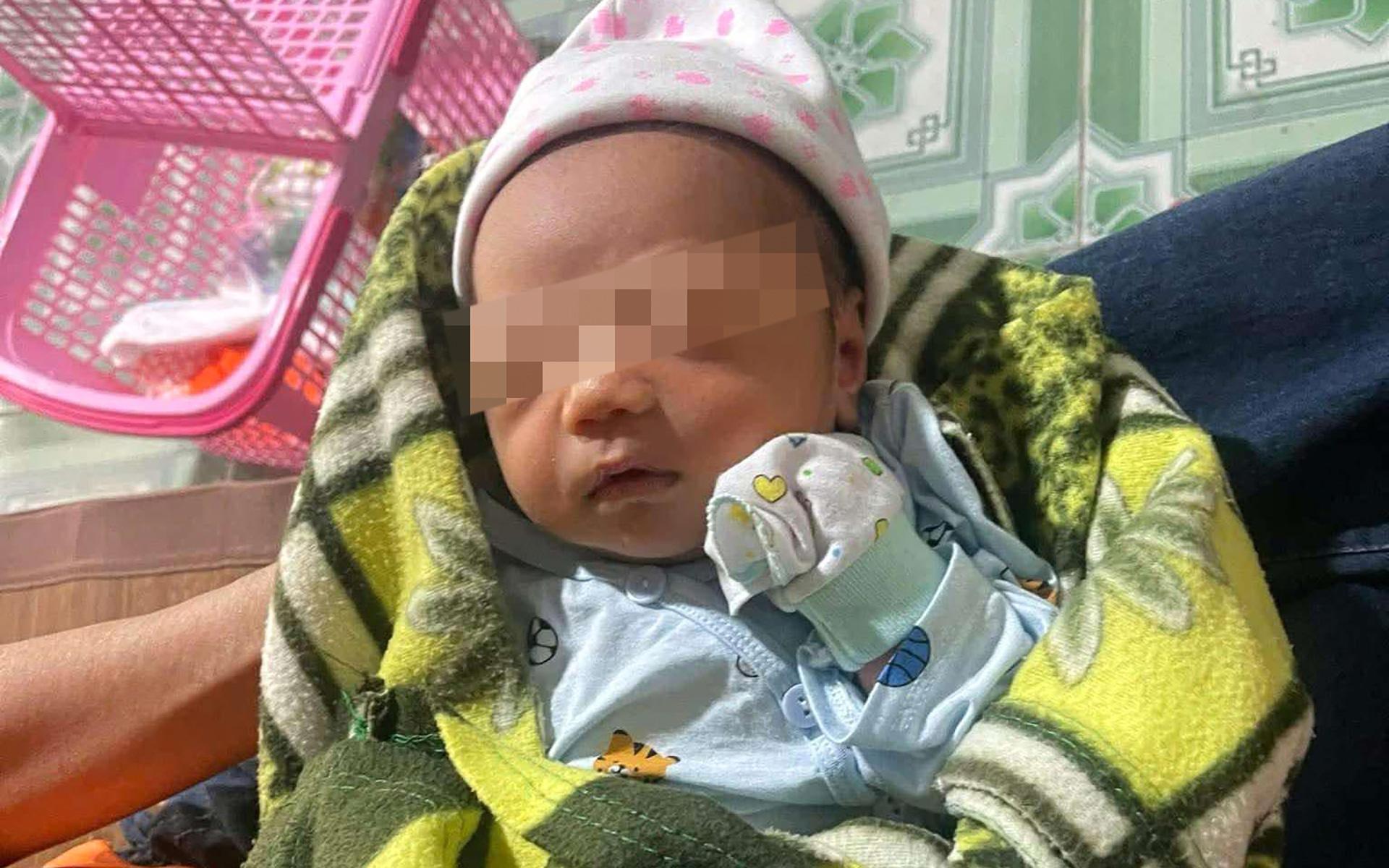 Bé gái sơ sinh bị bỏ rơi giữa đêm giáp Tết Ất Tỵ kèm lá thư 'cháu là học sinh, vì một lần lỡ dại' - Ảnh 1. Bé gái sơ sinh bị bỏ rơi giữa đêm giáp Tết Ất Tỵ kèm lá thư 'cháu là học sinh, vì một lần lỡ dại' - Ảnh 1.