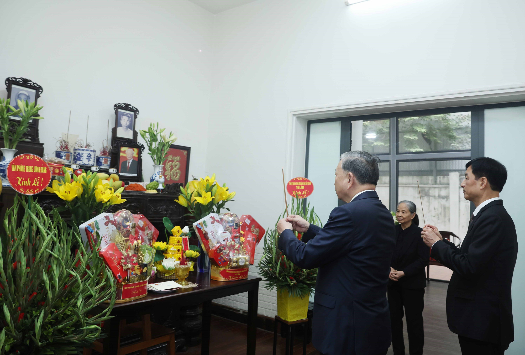 Tổng Bí thư Tô Lâm, Chủ tịch nước Lương Cường dâng hương tưởng nhớ cố Tổng Bí thư Nguyễn Phú Trọng - Ảnh 1. Tổng Bí thư Tô Lâm, Chủ tịch nước Lương Cường dâng hương tưởng nhớ cố Tổng Bí thư Nguyễn Phú Trọng - Ảnh 1.