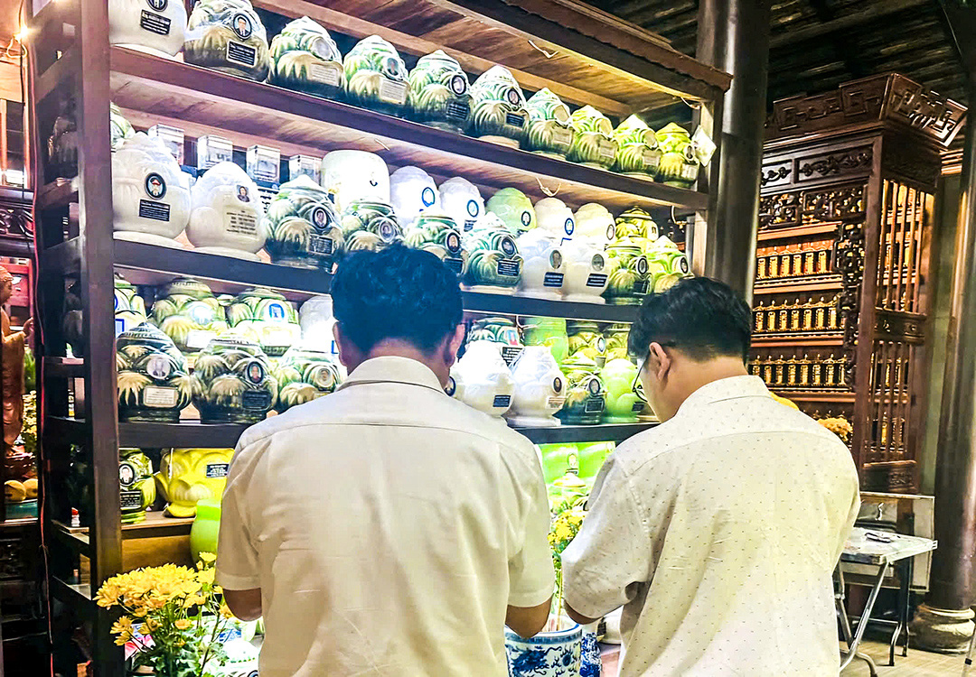 Phát thông báo tìm thân nhân của 16 người mất vì COVID-19 chưa có người nhận tro cốt - Ảnh 1. “16 người mất do COVID-19 sẽ được hỗ trợ miễn phí khi nhận tro cốt” - Ảnh 1.