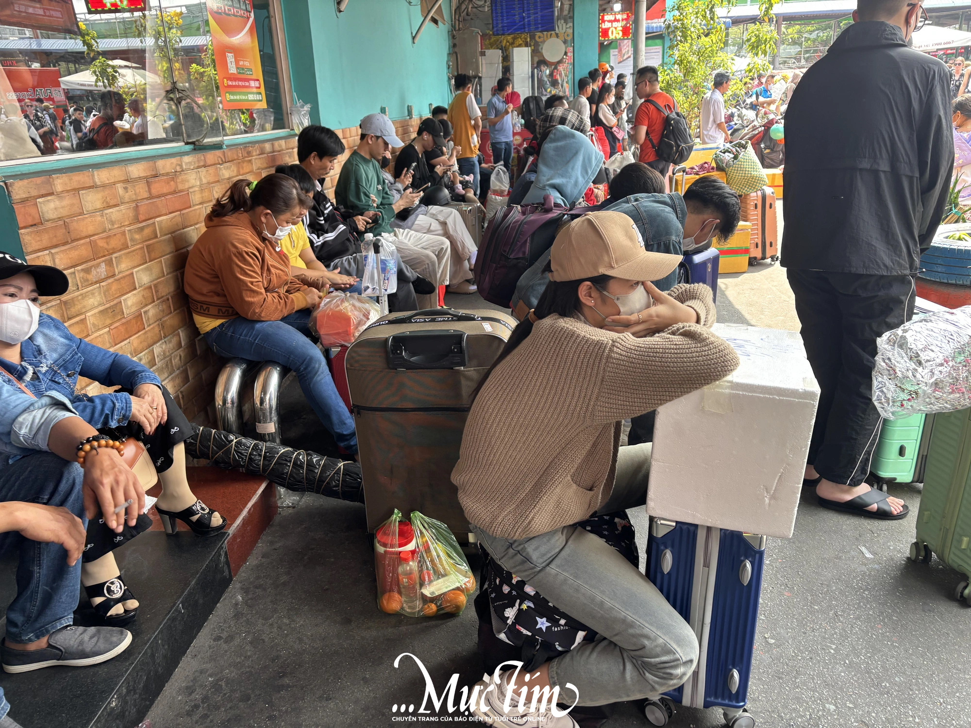 Bến xe miền Tây đông nghẹt ngày 28 Tết Ất Tỵ- Ảnh 2.