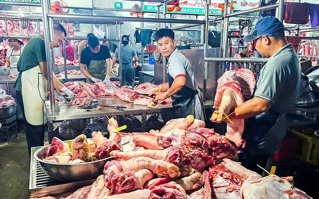 Giá bán nhiều loại rau củ, thịt heo... vẫn giữ ổn định dù vào cao điểm Tết - Ảnh 1. Giá nhiều loại rau, quả, thịt heo... vẫn giữ ổn định dù vào cao điểm Tết - Ảnh 1.