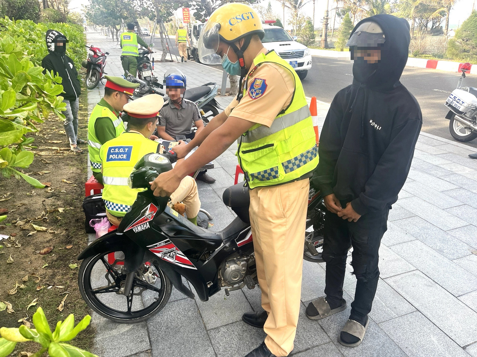 Mùng 2 Tết, CSGT xử lý nhóm thanh niên đi xe độ gây huyên náo ở tháp Nghinh Phong - Ảnh 1. Nghênh ngang tụ tập xe độ ầm ĩ ở quảng trường, nhóm thiếu niên bị bắt ngay - Ảnh 1.