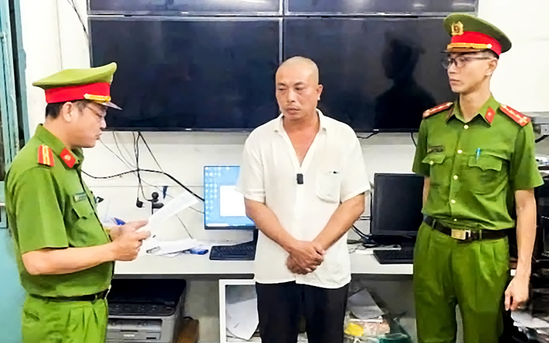 Tạm giữ hình sự người đàn ông bênh vợ, đuổi đánh nhóm shipper ở quận 1 - Ảnh 1. Tạm giữ hình sự người đàn ông bênh vợ, đuổi đánh nhóm shipper ở quận 1 - Ảnh 1.