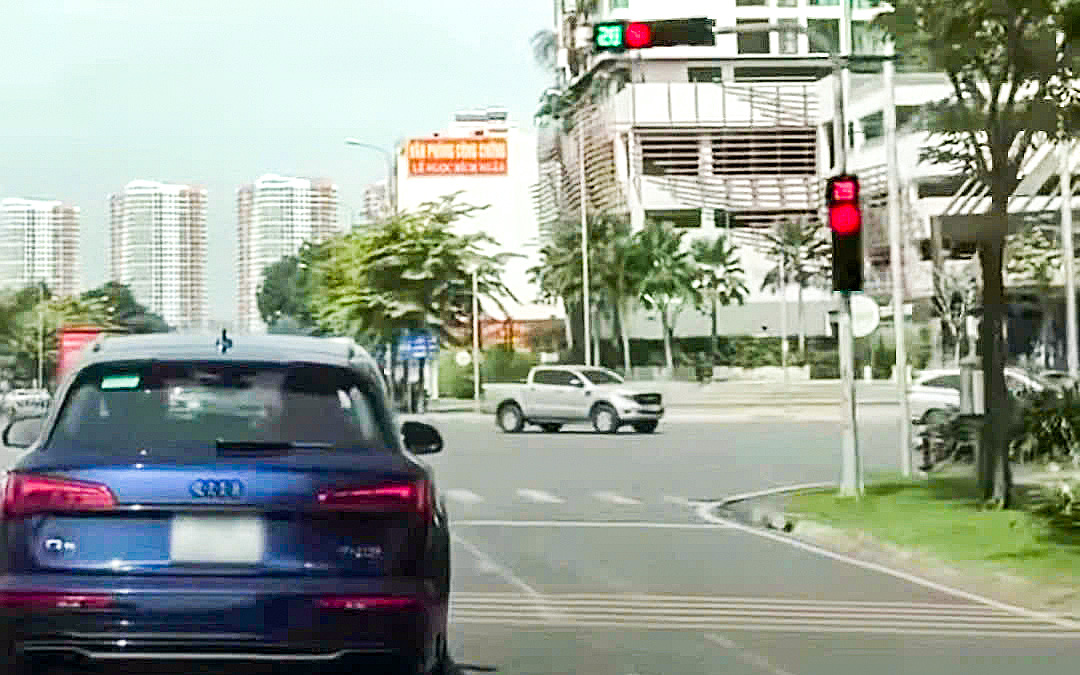 Clip xe Audi đến đâu đèn xanh đến đó: Chưa mời được chủ xe, không loại trừ thiết bị gây nhiễu - Ảnh 1. Vụ clip 'xe Audi chạy đến thì đèn tín hiệu loạn xạ': Cơ quan chuyên môn nói gì? - Ảnh 1.