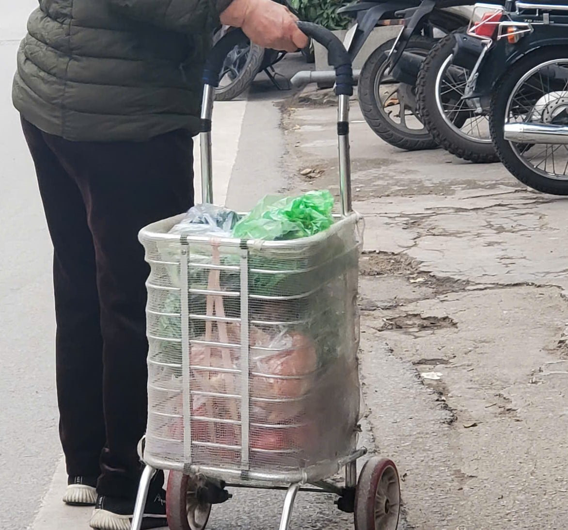Kinh hoàng rác nhựa ngập tràn - Kỳ 2: Rác nhựa ngập chợ, bay khắp nơi - Ảnh 3. Kinh hoàng rác nhựa ngập tràn - Kỳ 2: Rác nhựa ngập chợ, bay khắp nơi - Ảnh 3.