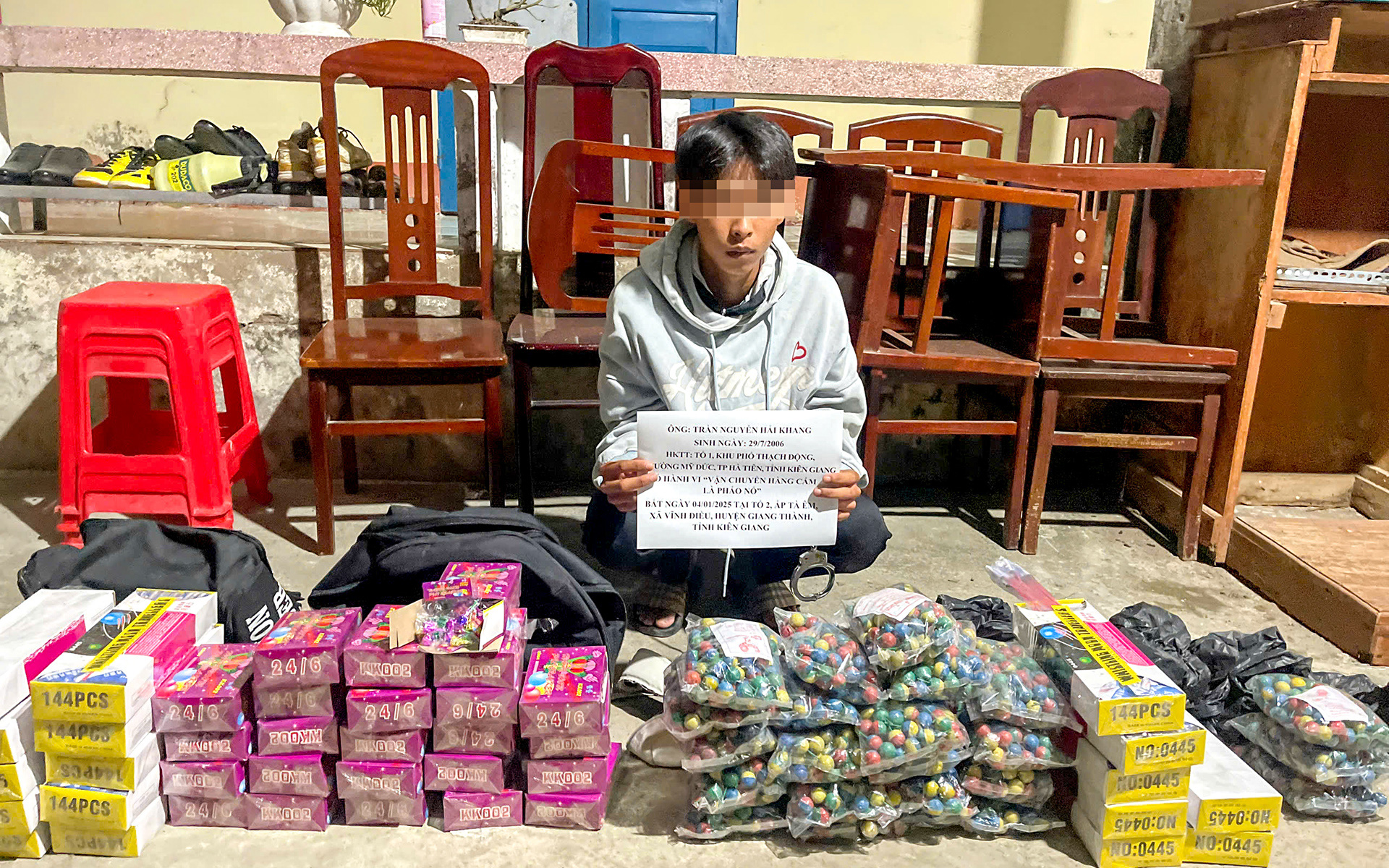 Bắt quả tang nam thanh niên vận chuyển 15kg pháo - Ảnh 1. Bắt quả tang người đang vận chuyển 15kg pháo - Ảnh 1.