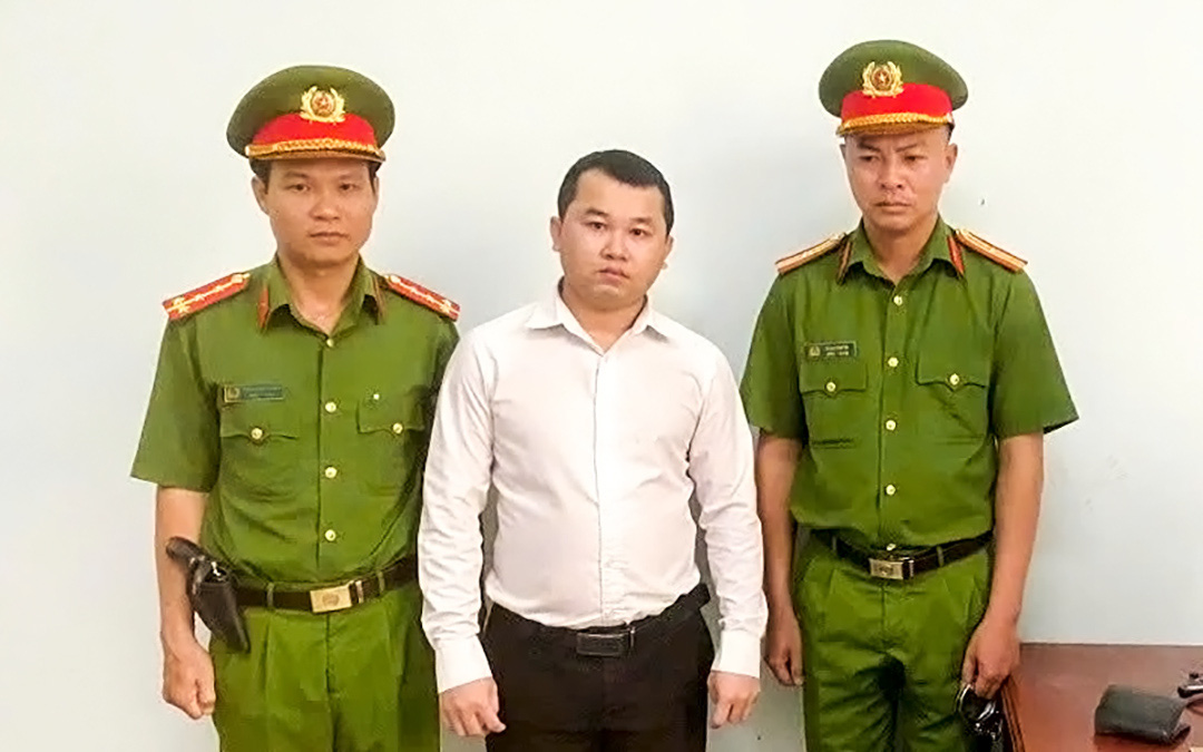 Bắt cựu nhân viên ngân hàng lừa đảo chiếm đoạt gần 4 tỉ đồng - Ảnh 1. Bắt cựu nhân viên ngân hàng lừa đảo chiếm đoạt gần 4 tỉ đồng - Ảnh 1.