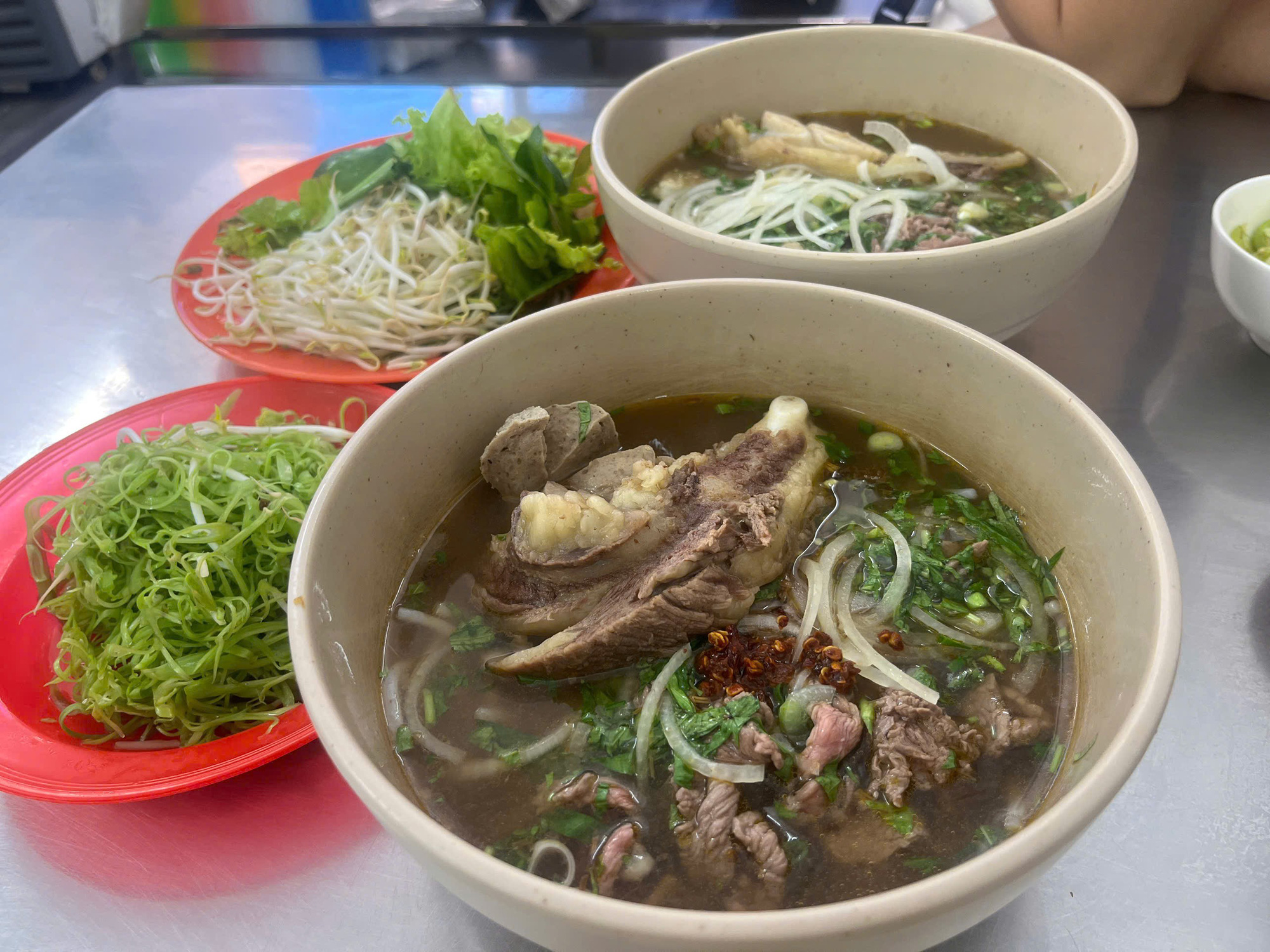 Bún bò Huế - Ảnh 2.