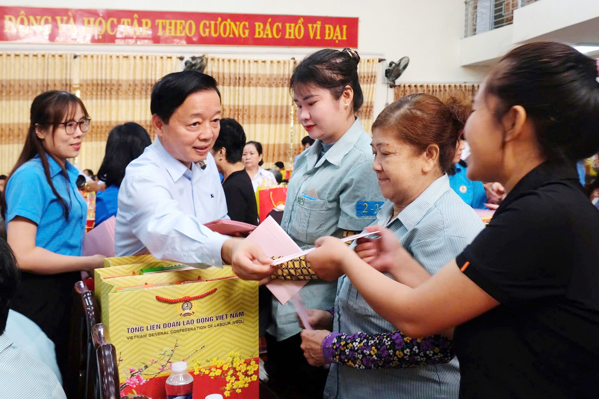 Phó thủ tướng Trần Hồng Hà tặng quà cho gia đình chính sách, công nhân ở Đồng Nai - Ảnh 1. Tặng quà cho gia đình chính sách, công nhân lao động ở Đồng Nai - Ảnh 1.