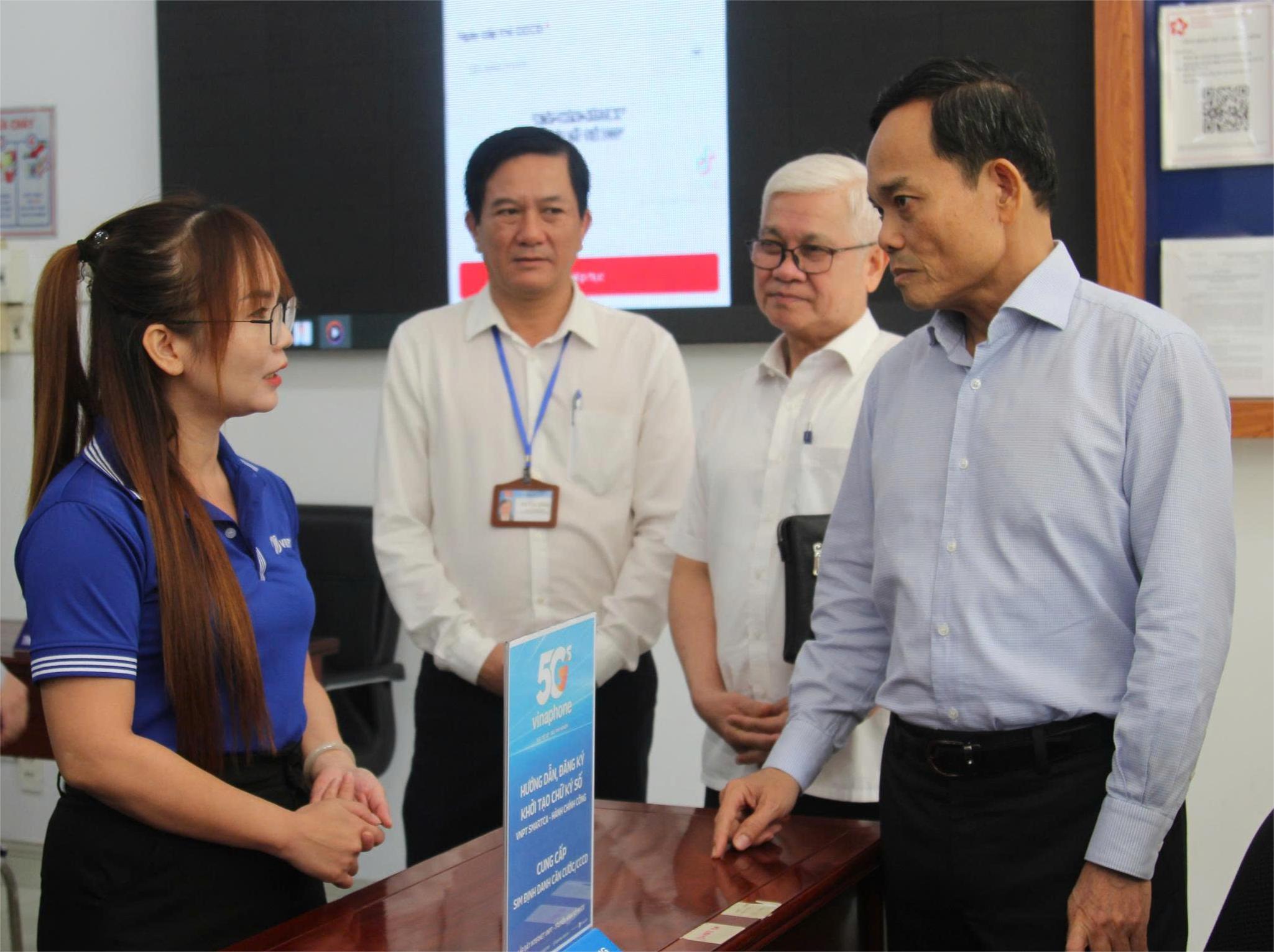 លេខាបក្សទីក្រុងហូជីមិញ លោក Tran Luu Quang៖ នឹងបង្កើនបុគ្គលិក និងសាលារៀនសម្រាប់វួដ Di An - រូបថត ២. Bí thư TP.HCM Trần Lưu Quang: Sẽ tăng cường cán bộ, trường lớp cho phường Dĩ An - Ảnh 2.