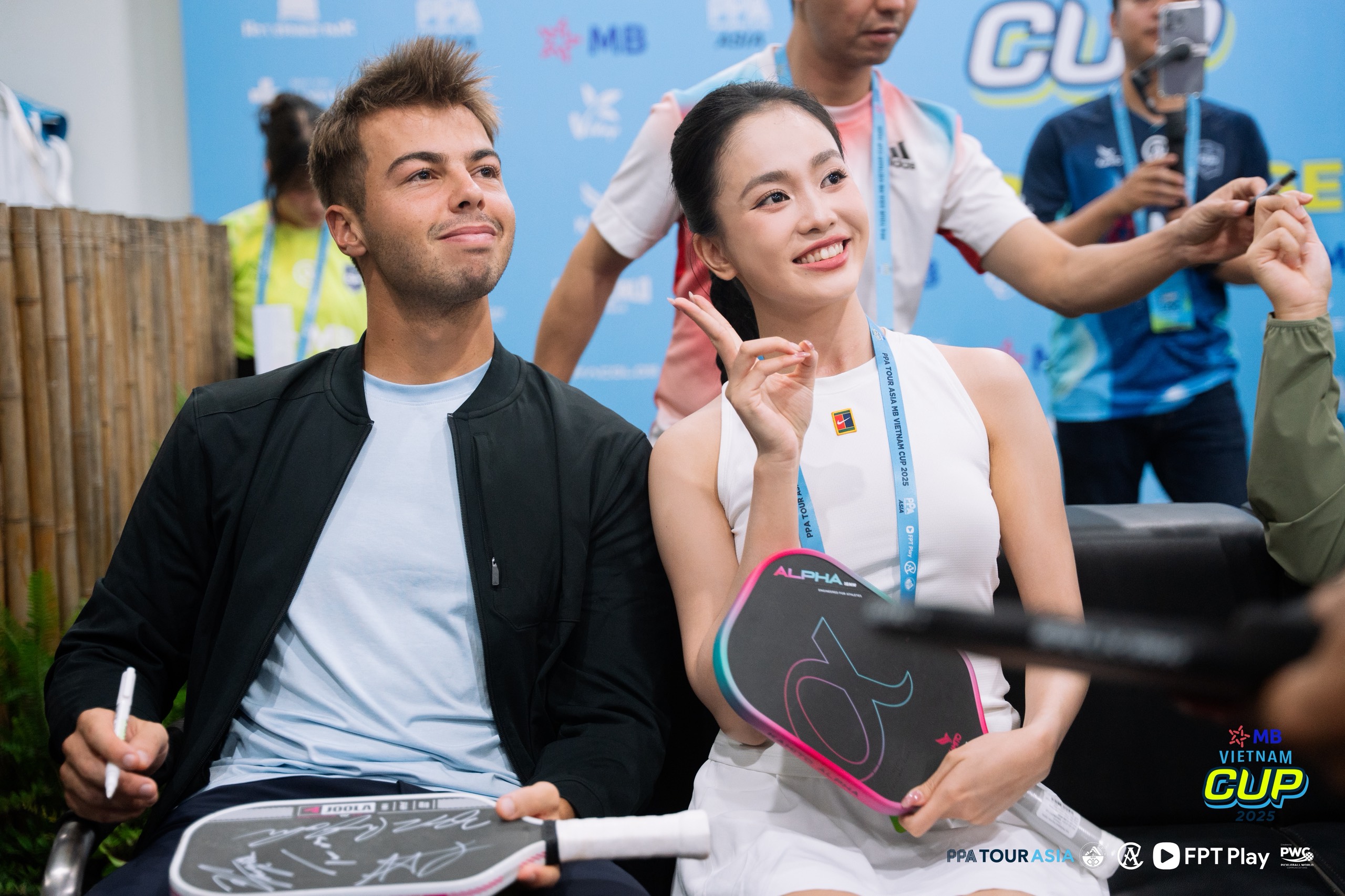 Ben Johns cùng dàn sao pickleball thế giới ký tên tặng fan, dạo chợ Hàn Đà Nẵng - Ảnh 2.