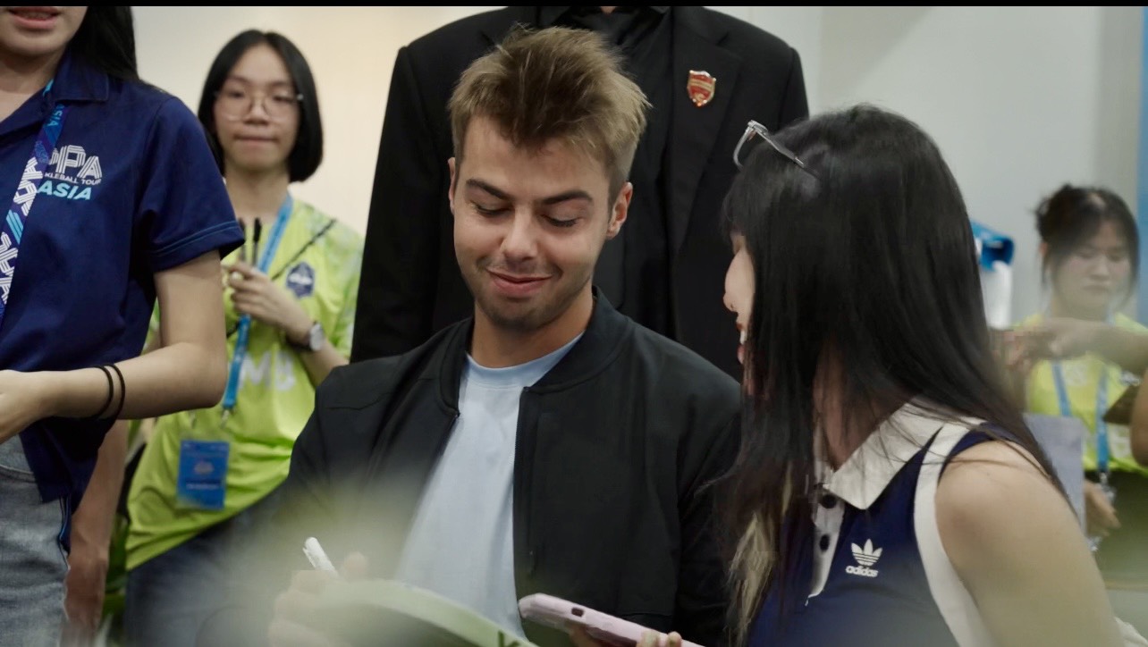 Ben Johns cùng dàn sao pickleball thế giới ký tên tặng fan, dạo chợ Hàn Đà Nẵng - Ảnh 1.