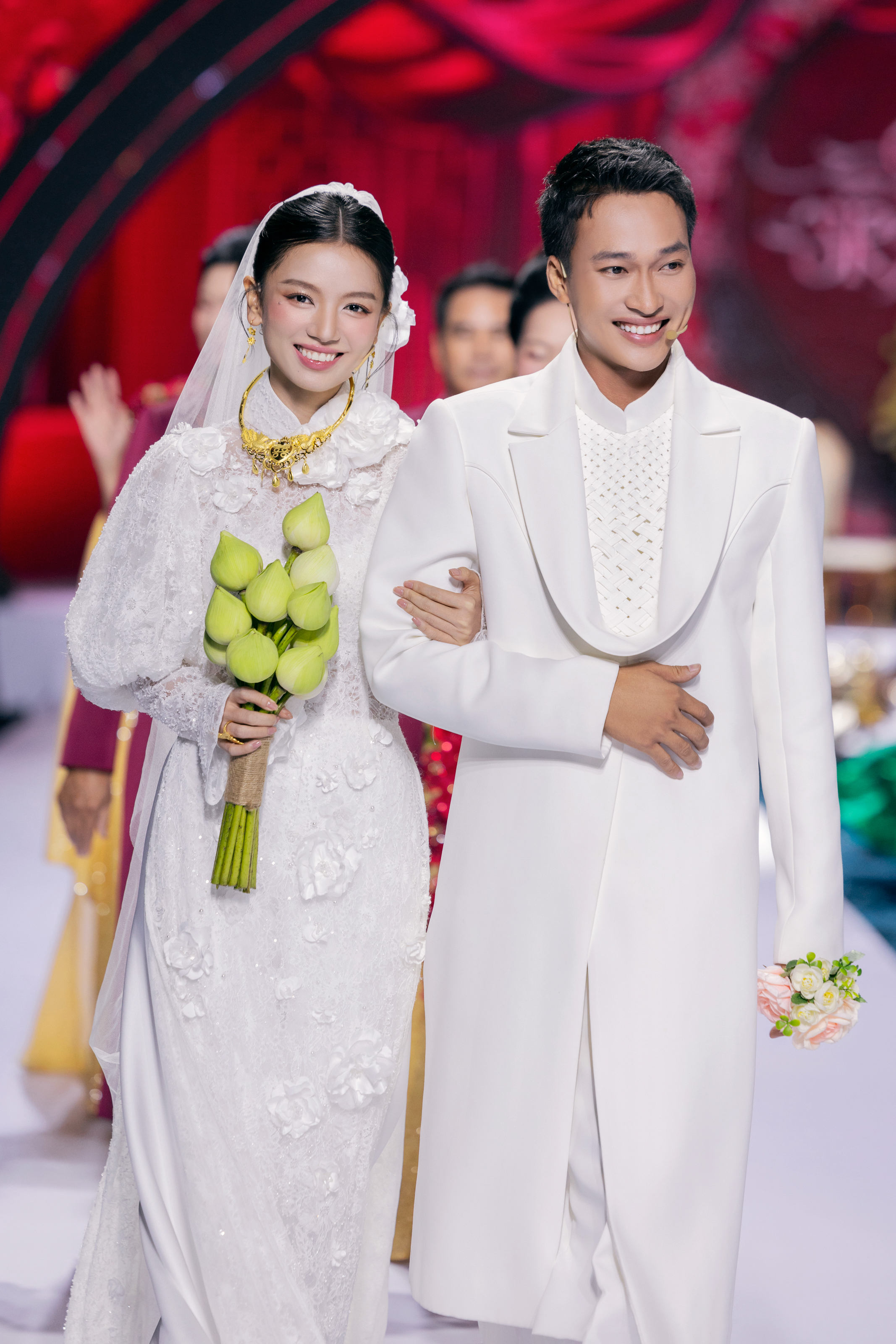 O Hong និង Binh នៃ Red Rain ក្លាយជាគូស្នេហ៍ ទស្សនិកជនសប្បាយចិត្ត - រូបថត ១០. Ngoại truyện 'Mưa đỏ': O Hồng thực ra đã nên duyên với Bình? - Ảnh 10.