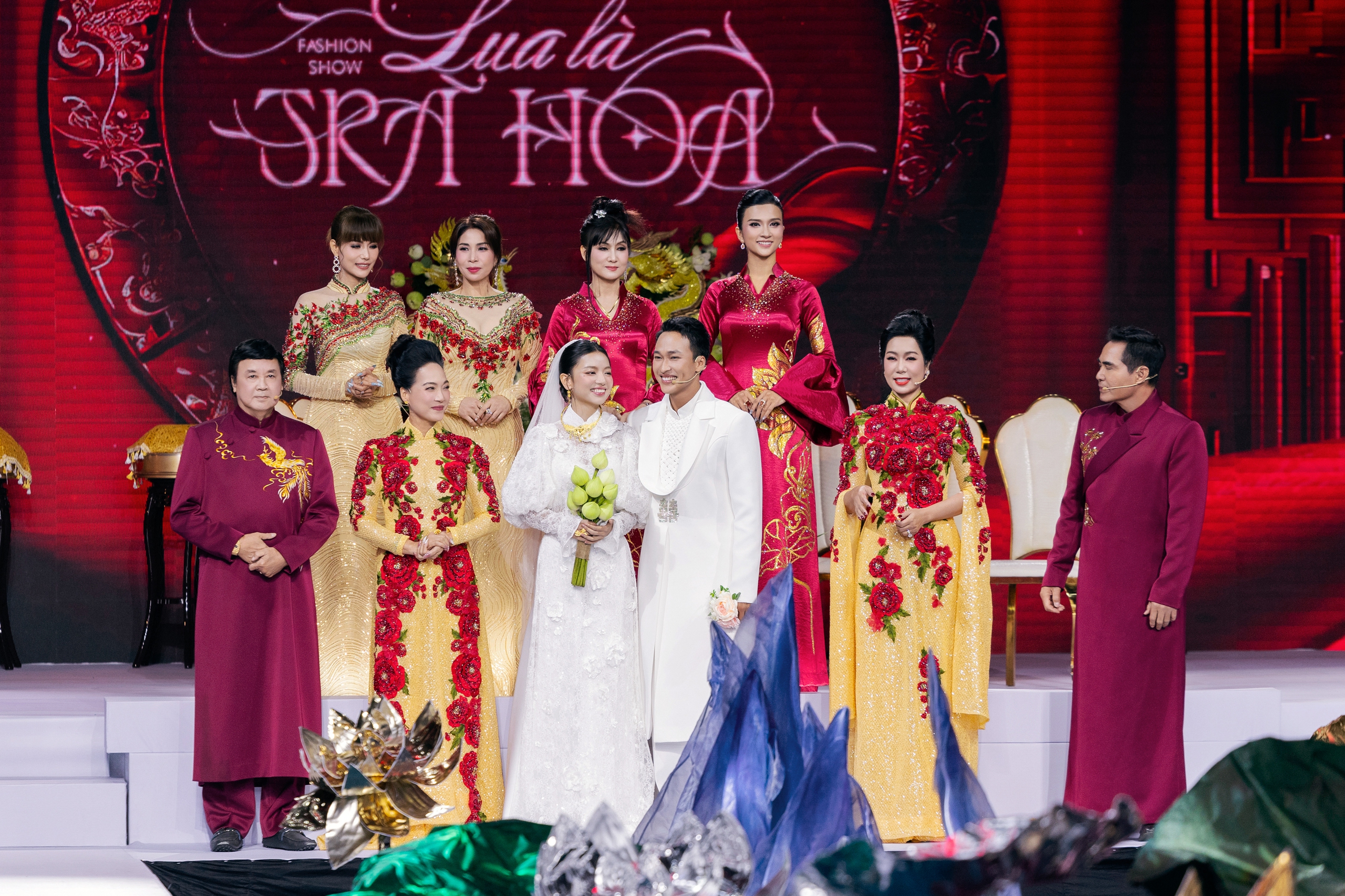 O Hong និង Binh នៃ Red Rain ក្លាយជាគូស្នេហ៍ ទស្សនិកជនសប្បាយចិត្ត - រូបថត ២. Ngoại truyện 'Mưa đỏ': O Hồng thực ra đã nên duyên với Bình? - Ảnh 2.