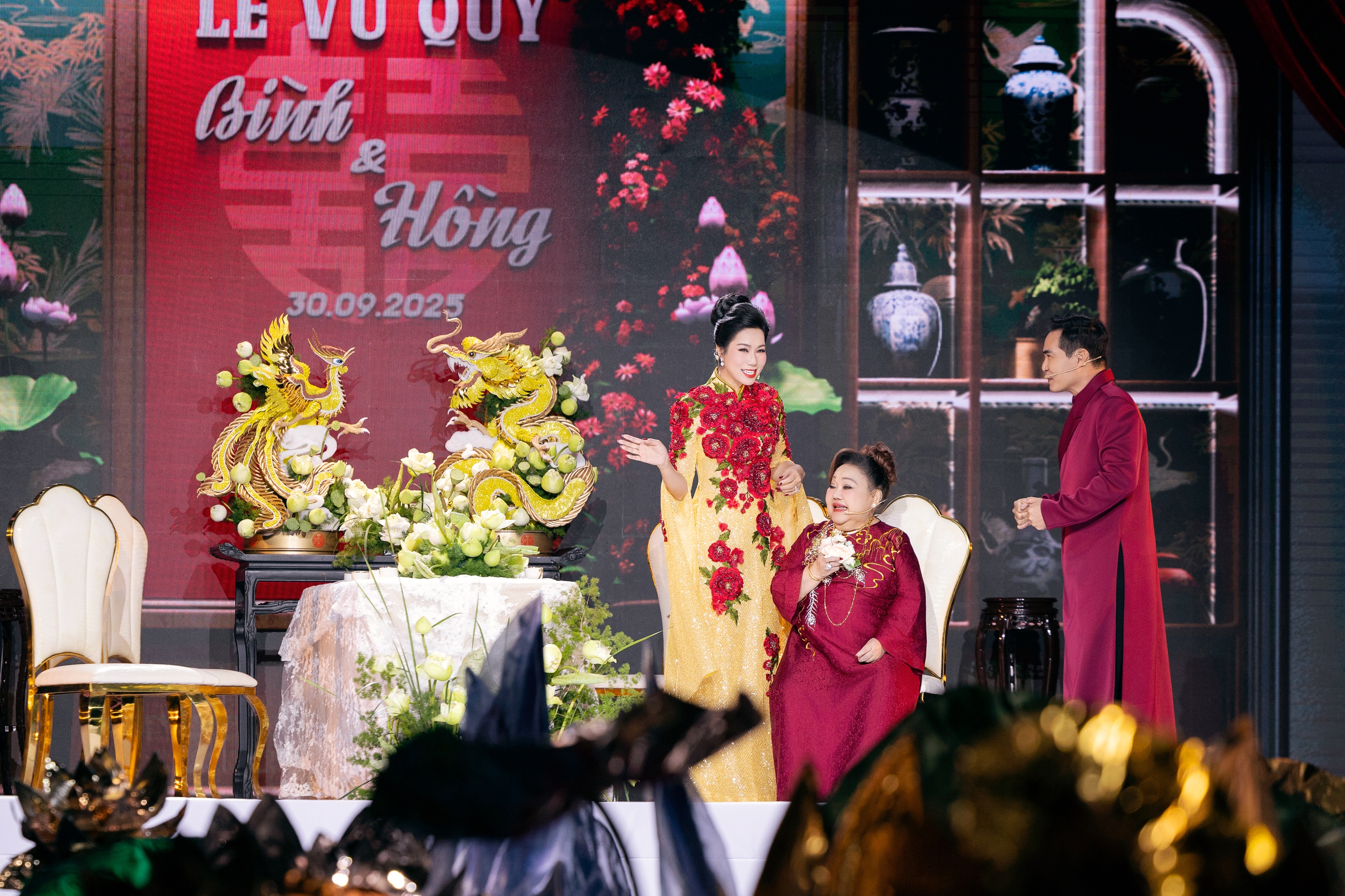 O Hong និង Binh នៃ Red Rain ក្លាយជាគូស្នេហ៍ ទស្សនិកជនសប្បាយចិត្ត - រូបថត ៤. Ngoại truyện 'Mưa đỏ': O Hồng thực ra đã nên duyên với Bình? - Ảnh 4.