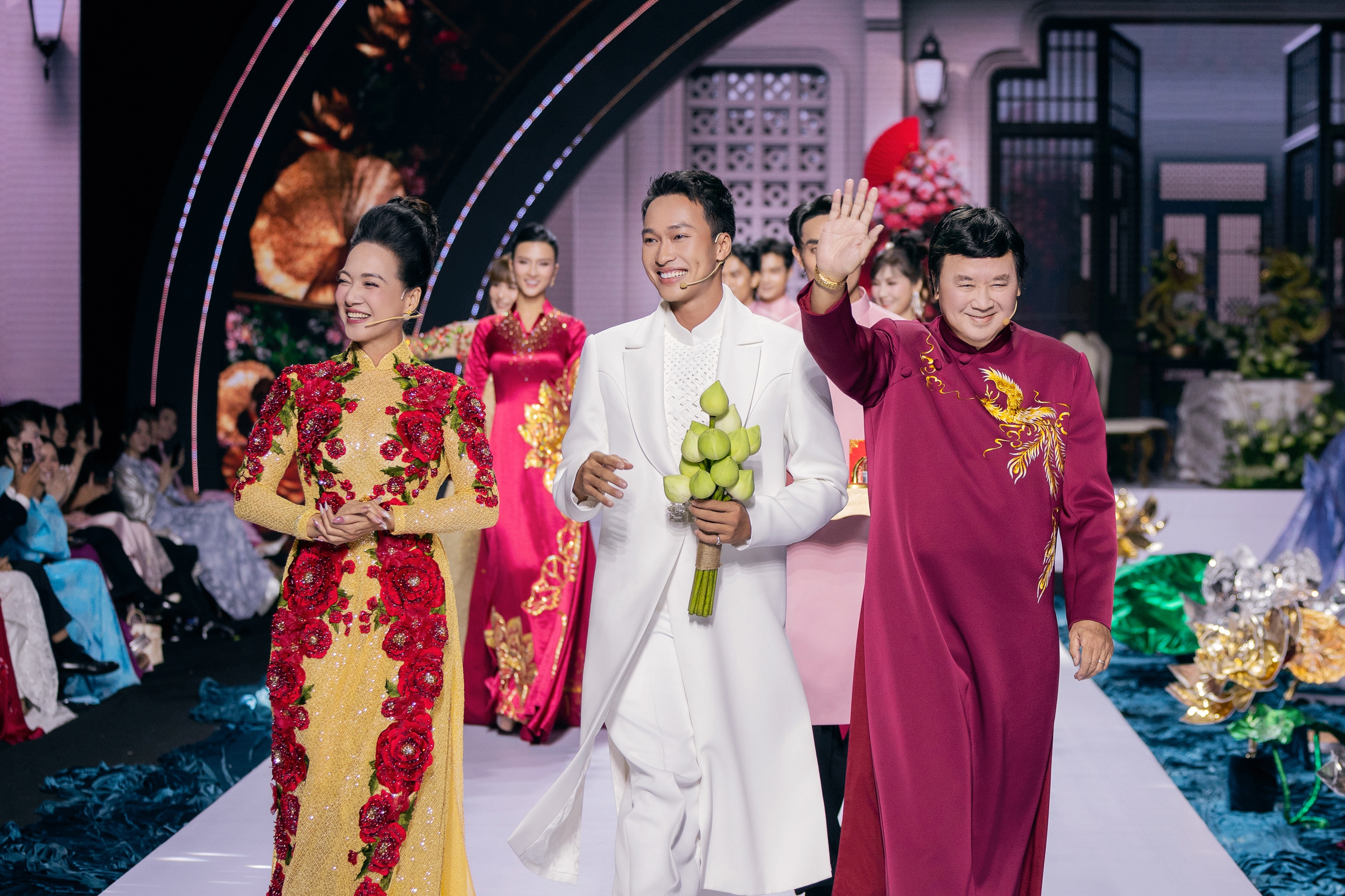 O Hong និង Binh នៃ Red Rain ក្លាយជាគូស្នេហ៍ ទស្សនិកជនសប្បាយចិត្ត - រូបថត ៥. Ngoại truyện 'Mưa đỏ': O Hồng thực ra đã nên duyên với Bình? - Ảnh 5.