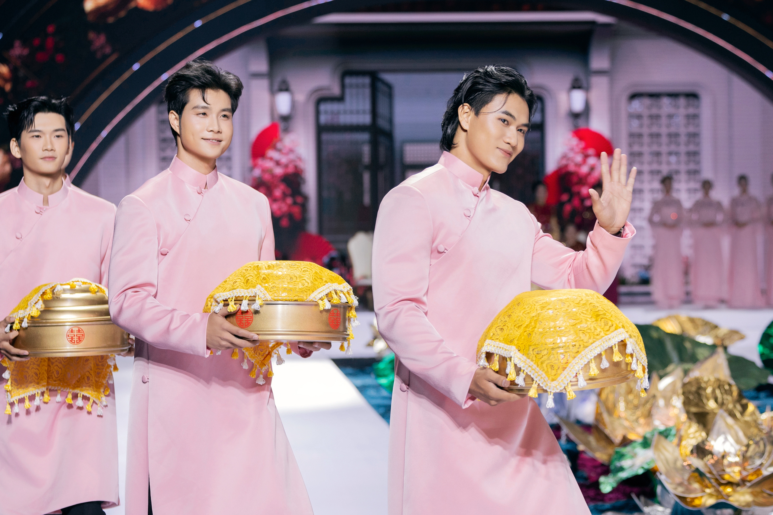 O Hong និង Binh នៃ Red Rain ក្លាយជាគូស្នេហ៍ ទស្សនិកជនសប្បាយចិត្ត - រូបថត ៦. Ngoại truyện 'Mưa đỏ': O Hồng thực ra đã nên duyên với Bình? - Ảnh 6.