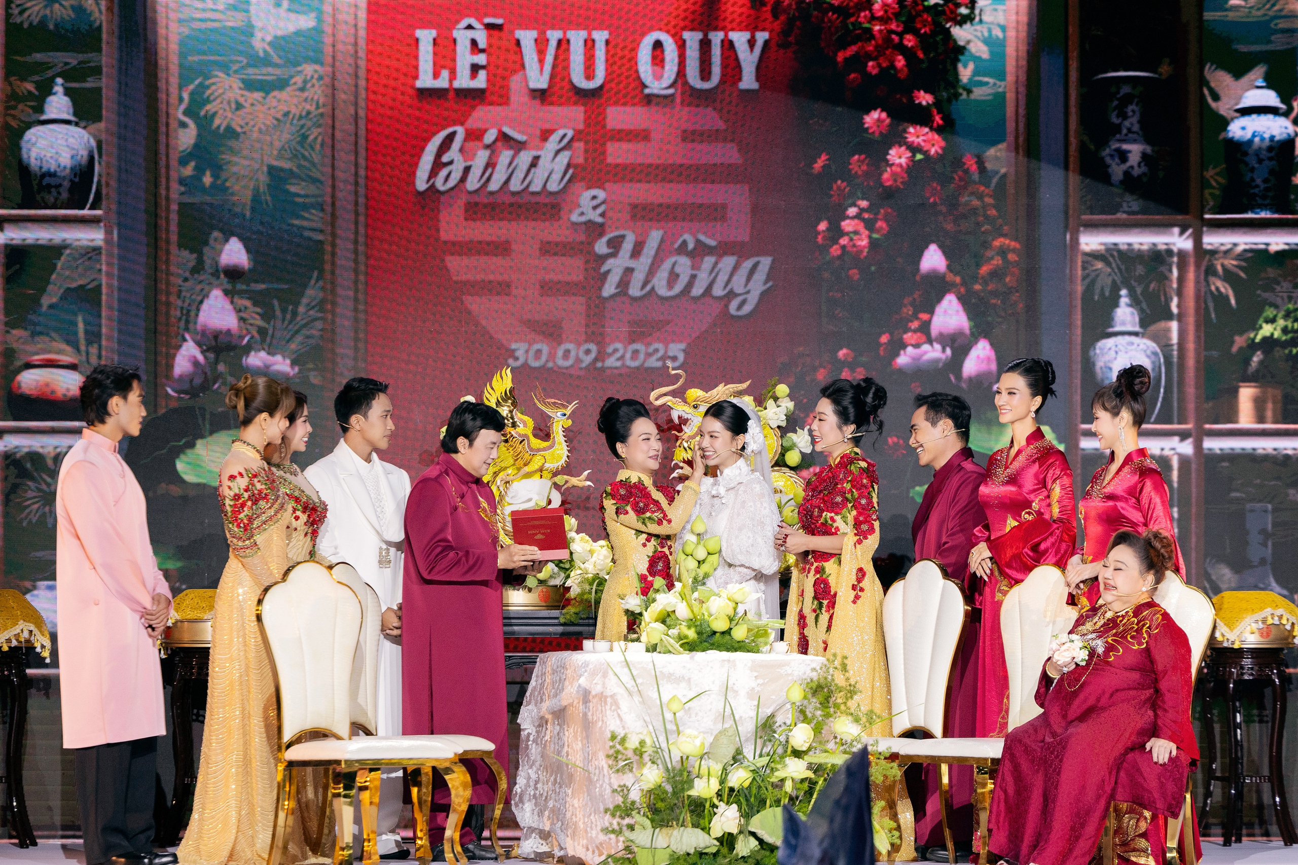 O Hong និង Binh នៃ Red Rain ក្លាយជាគូស្នេហ៍ ទស្សនិកជនសប្បាយចិត្ត - រូបថត ៧. Ngoại truyện 'Mưa đỏ': O Hồng thực ra đã nên duyên với Bình? - Ảnh 7.