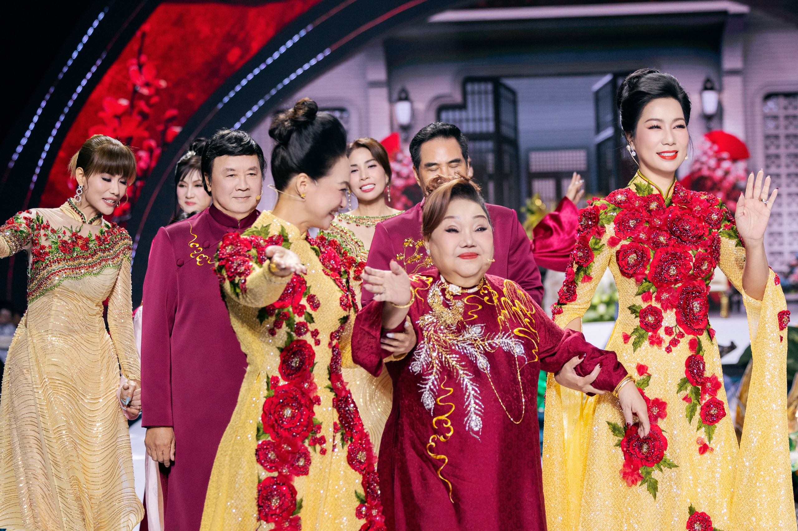 O Hong និង Binh នៃ Red Rain ក្លាយជាគូស្នេហ៍ ទស្សនិកជនសប្បាយចិត្ត - រូបថត ៨. Ngoại truyện 'Mưa đỏ': O Hồng thực ra đã nên duyên với Bình? - Ảnh 8.