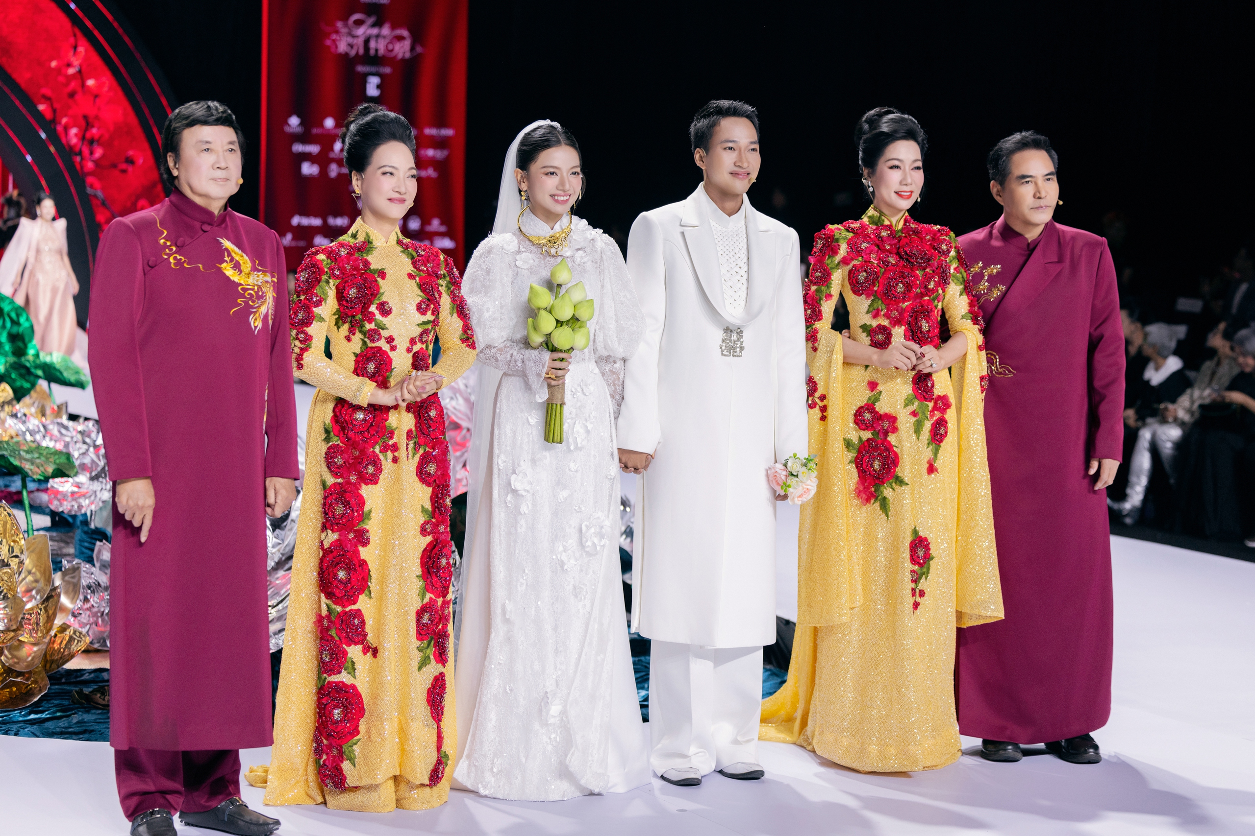 O Hong និង Binh នៃ Red Rain ក្លាយជាគូស្នេហ៍ ទស្សនិកជនសប្បាយចិត្ត - រូបថត ៩. Ngoại truyện 'Mưa đỏ': O Hồng thực ra đã nên duyên với Bình? - Ảnh 9.