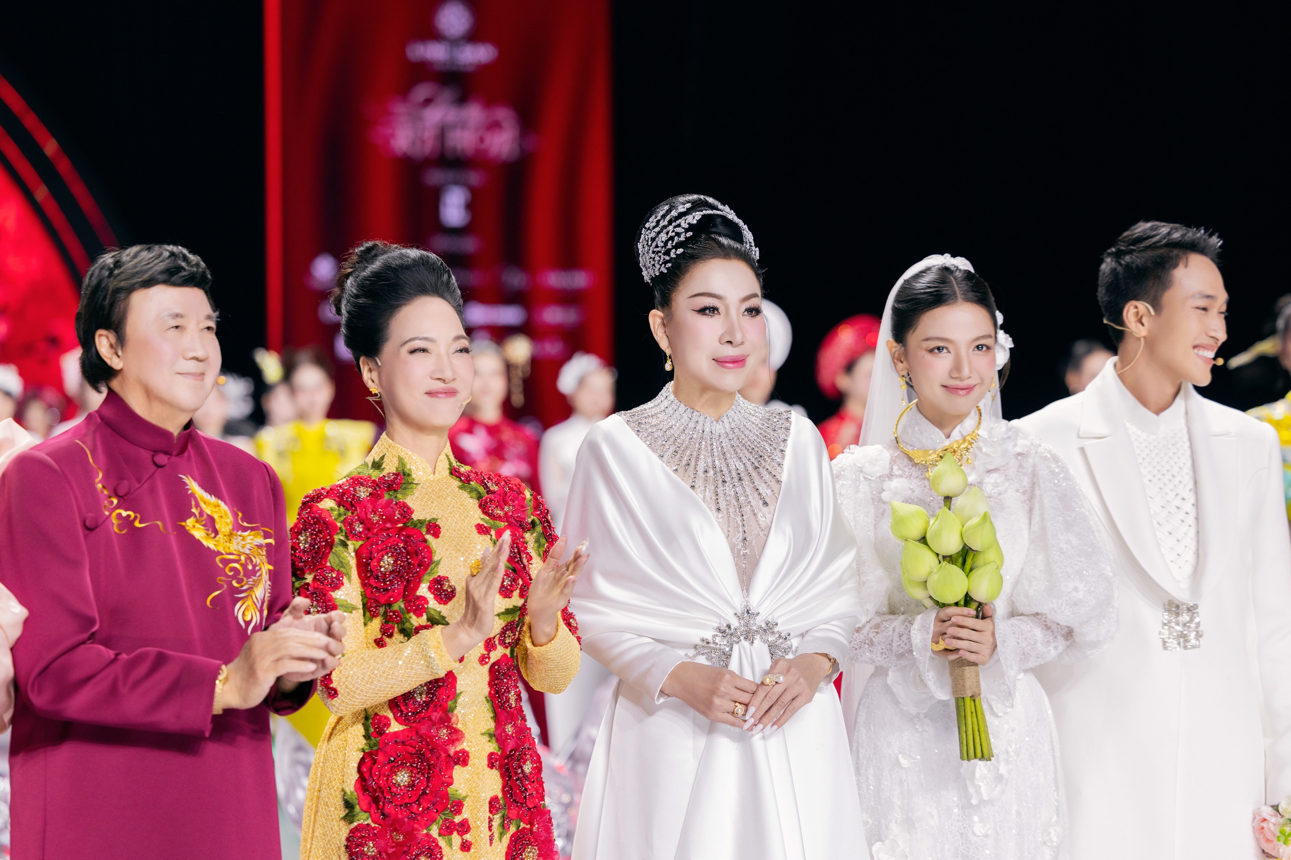 O Hong និង Binh នៃ Red Rain ក្លាយជាគូស្នេហ៍ ទស្សនិកជនសប្បាយចិត្ត - រូបថត ១១. Ngoại truyện 'Mưa đỏ': O Hồng thực ra đã nên duyên với Bình? - Ảnh 11.