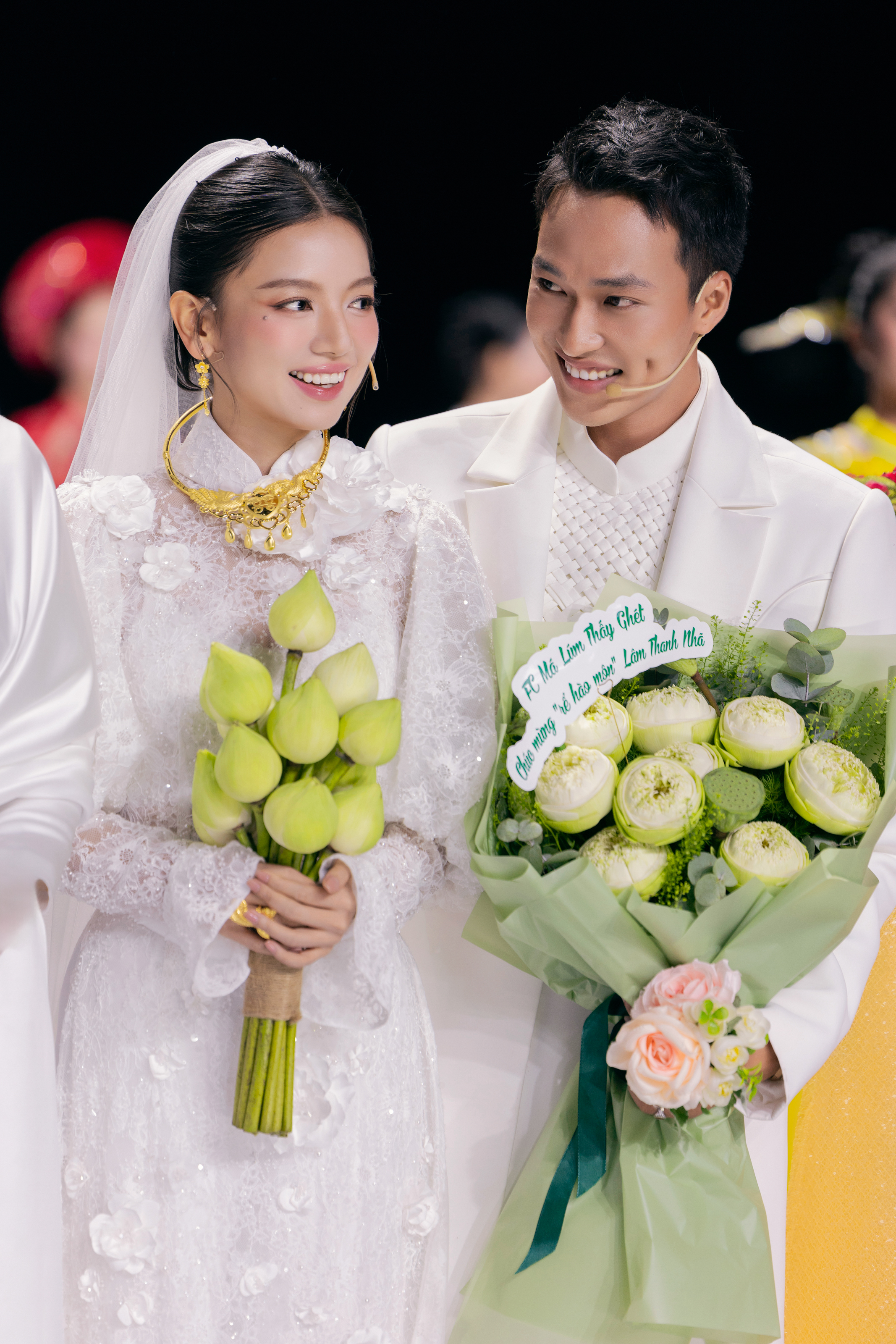 O Hong និង Binh នៃ Red Rain ក្លាយជាគូស្នេហ៍ ទស្សនិកជនសប្បាយចិត្ត - រូបថត ១. Ngoại truyện 'Mưa đỏ': O Hồng thực ra đã nên duyên với Bình? - Ảnh 1.